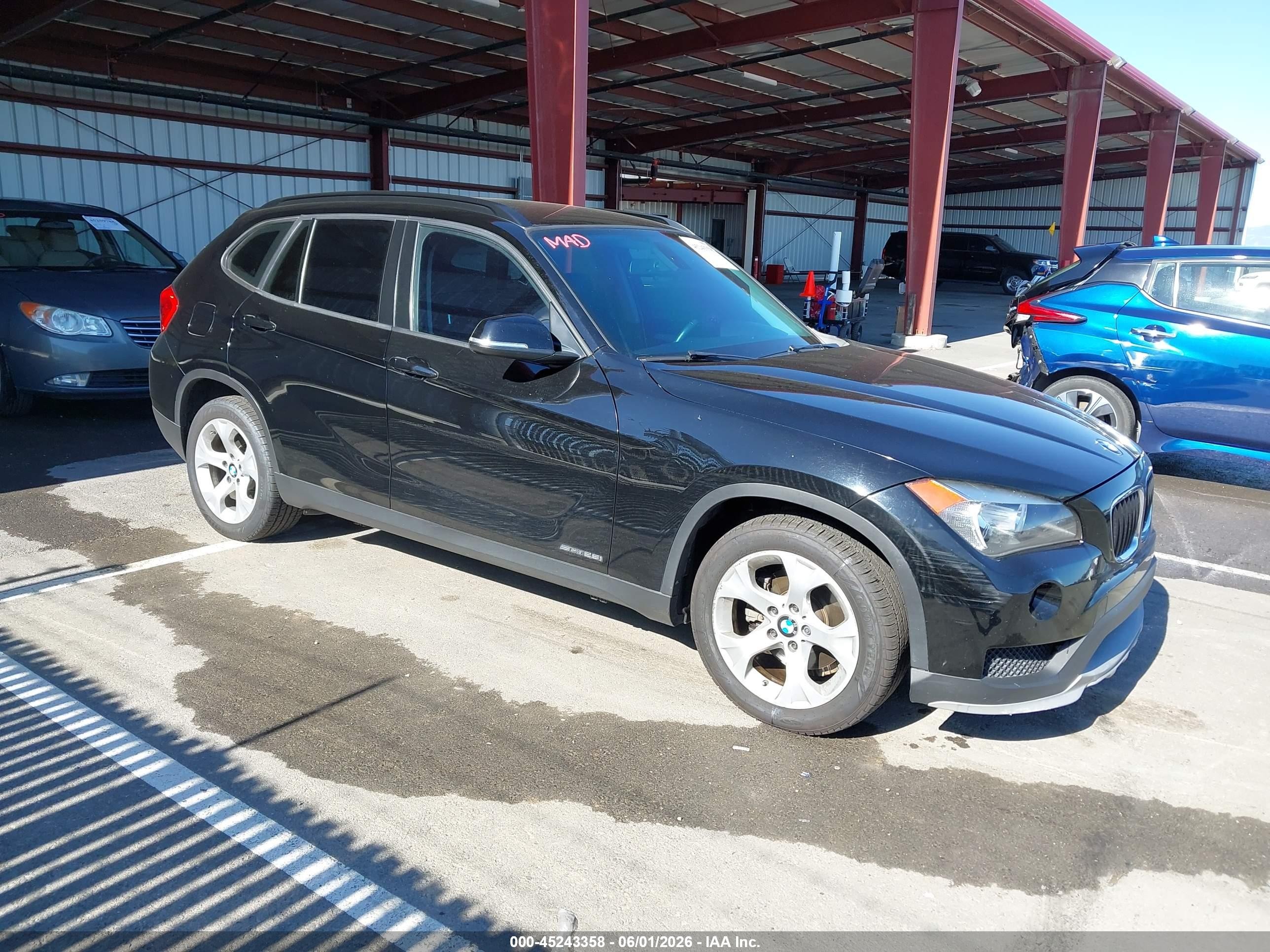 2015 BMW X1 sDrive28i, VIN WBAVM1C5XFV498966 — Front end