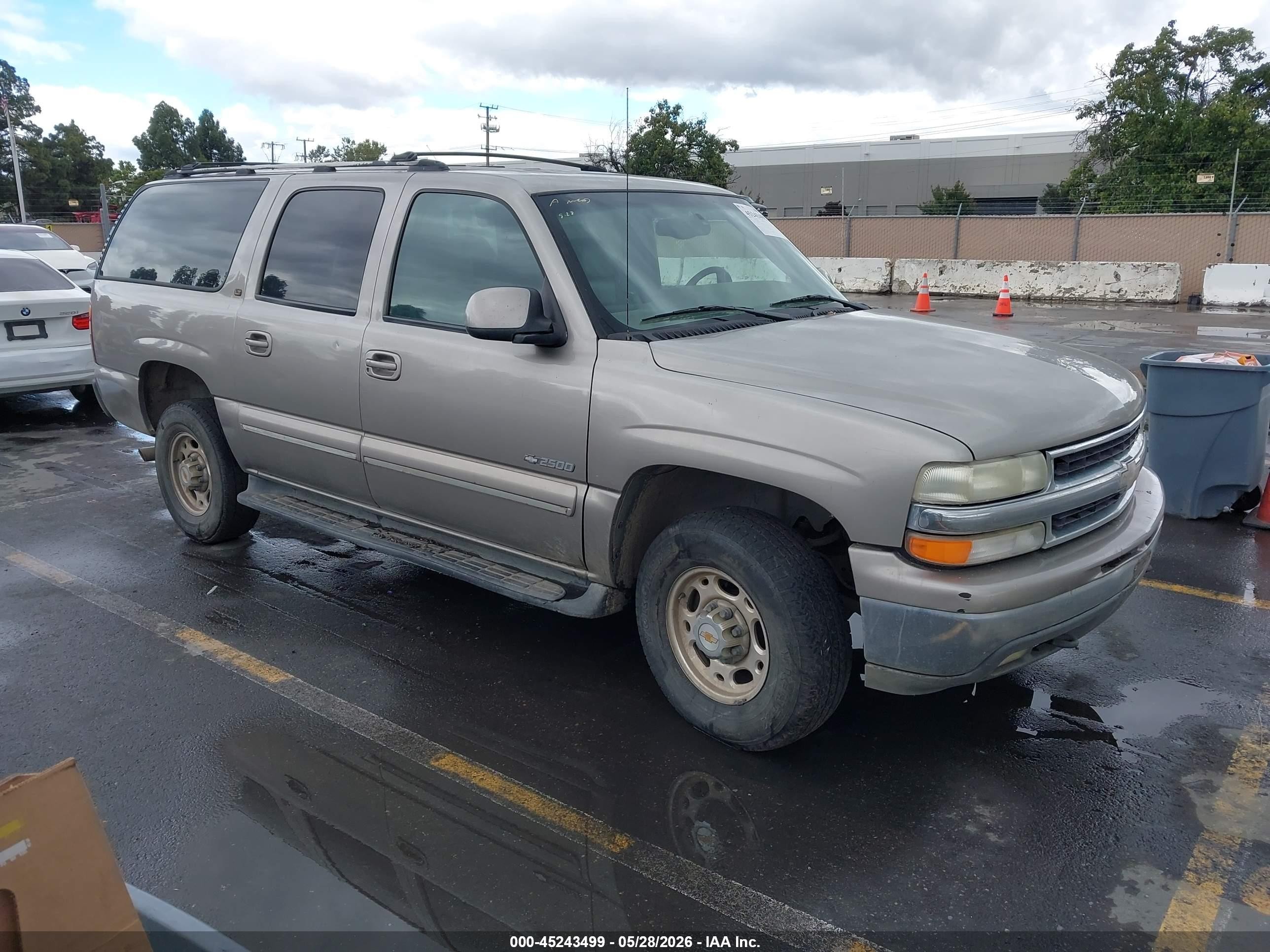 2000 Chevrolet Suburban LT, VIN 3GNGC26U1YG189669 — Normal wear
