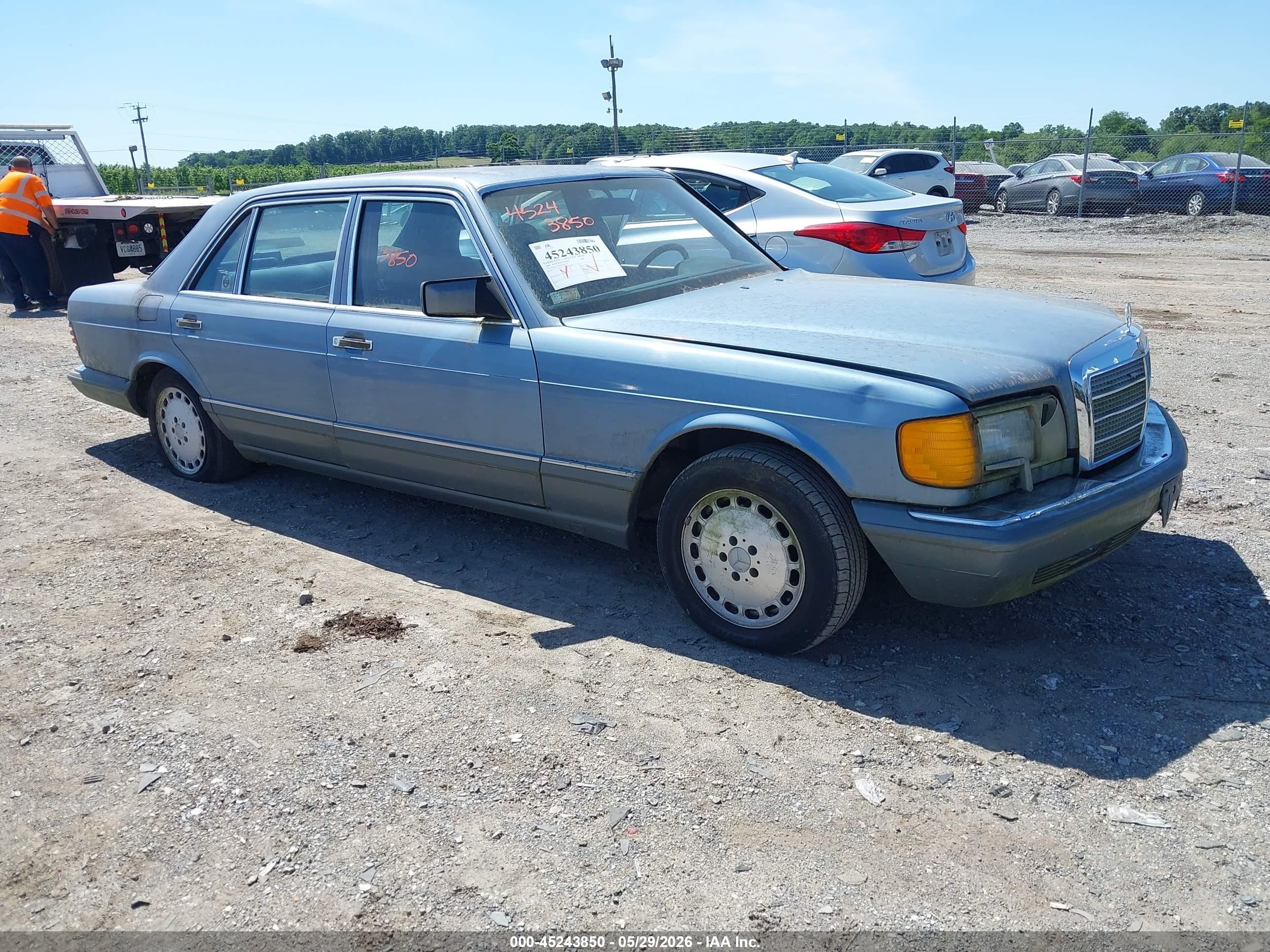 1988 Mercedes-Benz 560, VIN WDBCA39D2JA398744 — Normal wear