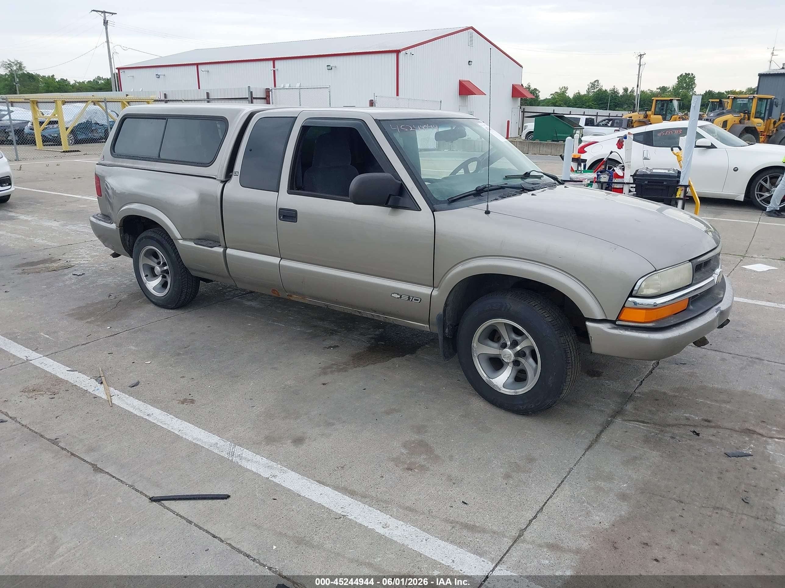 2001 Chevrolet S-10 LS, VIN 1GCCS19W118117321 — Side