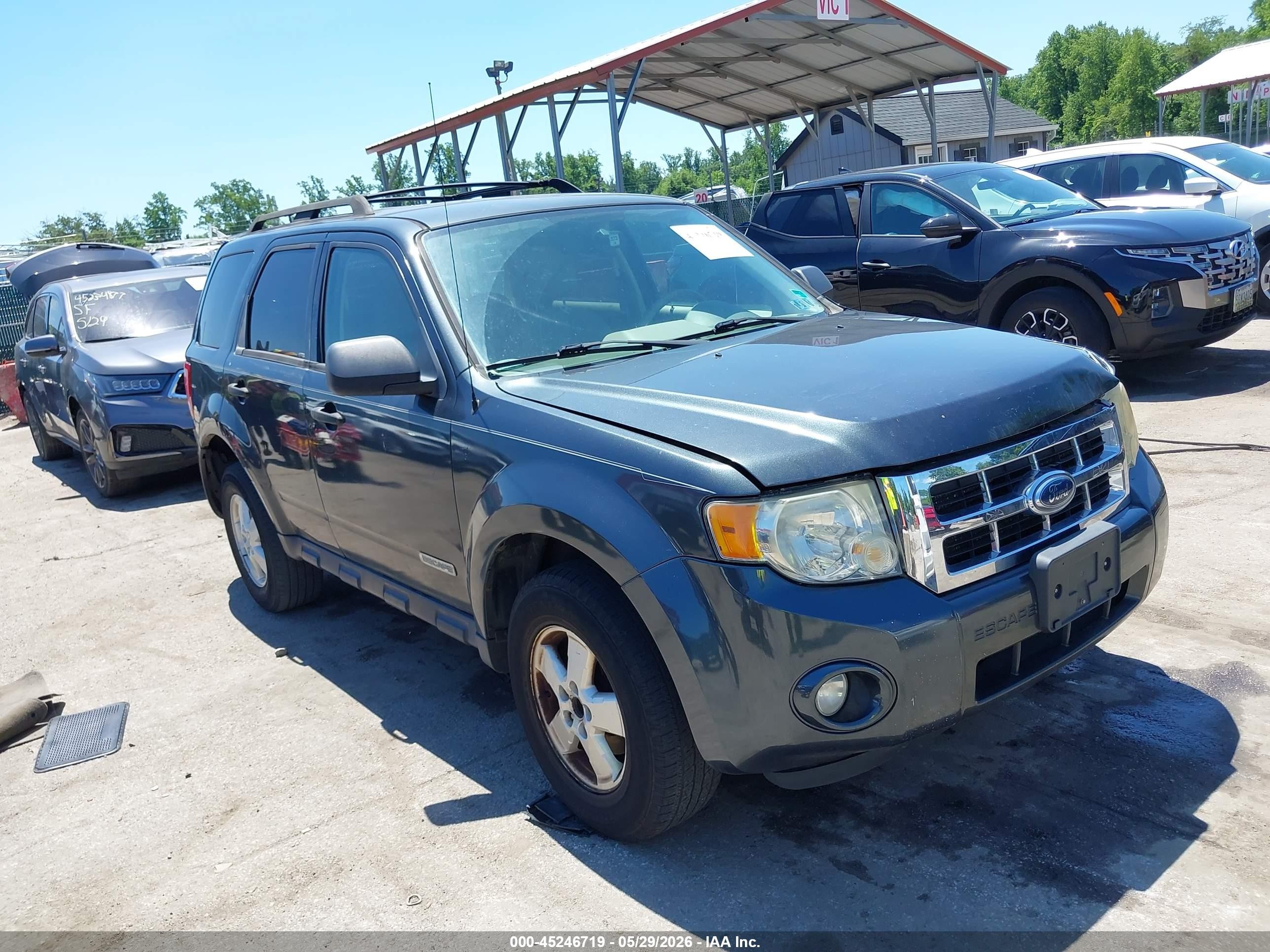 2008 Ford Escape XLT, VIN 1FMCU93148KB78239 — Перед
