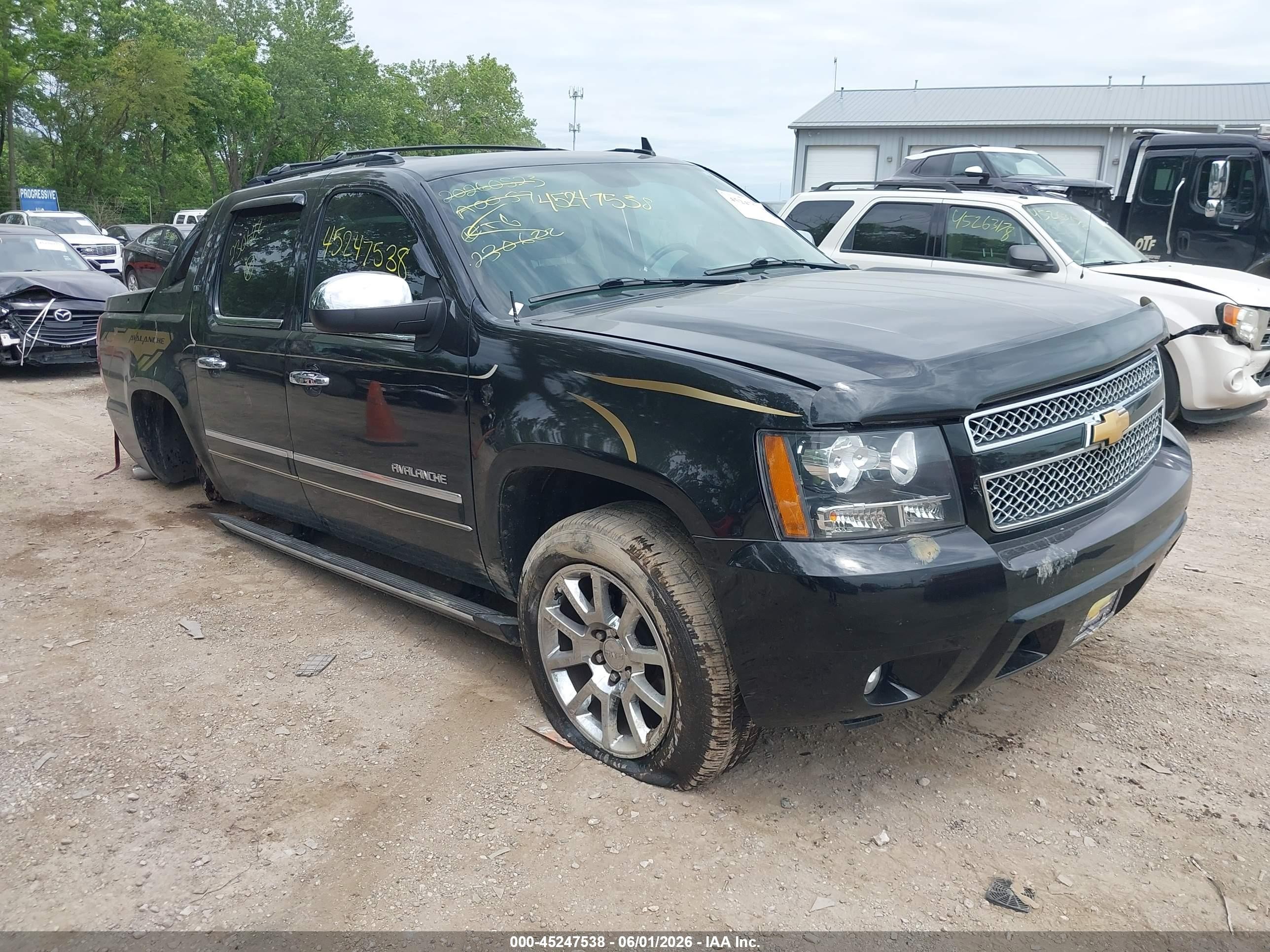 2012 Chevrolet Avalanche LTZ, VIN 3GNTKGE72CG230622 — Днище