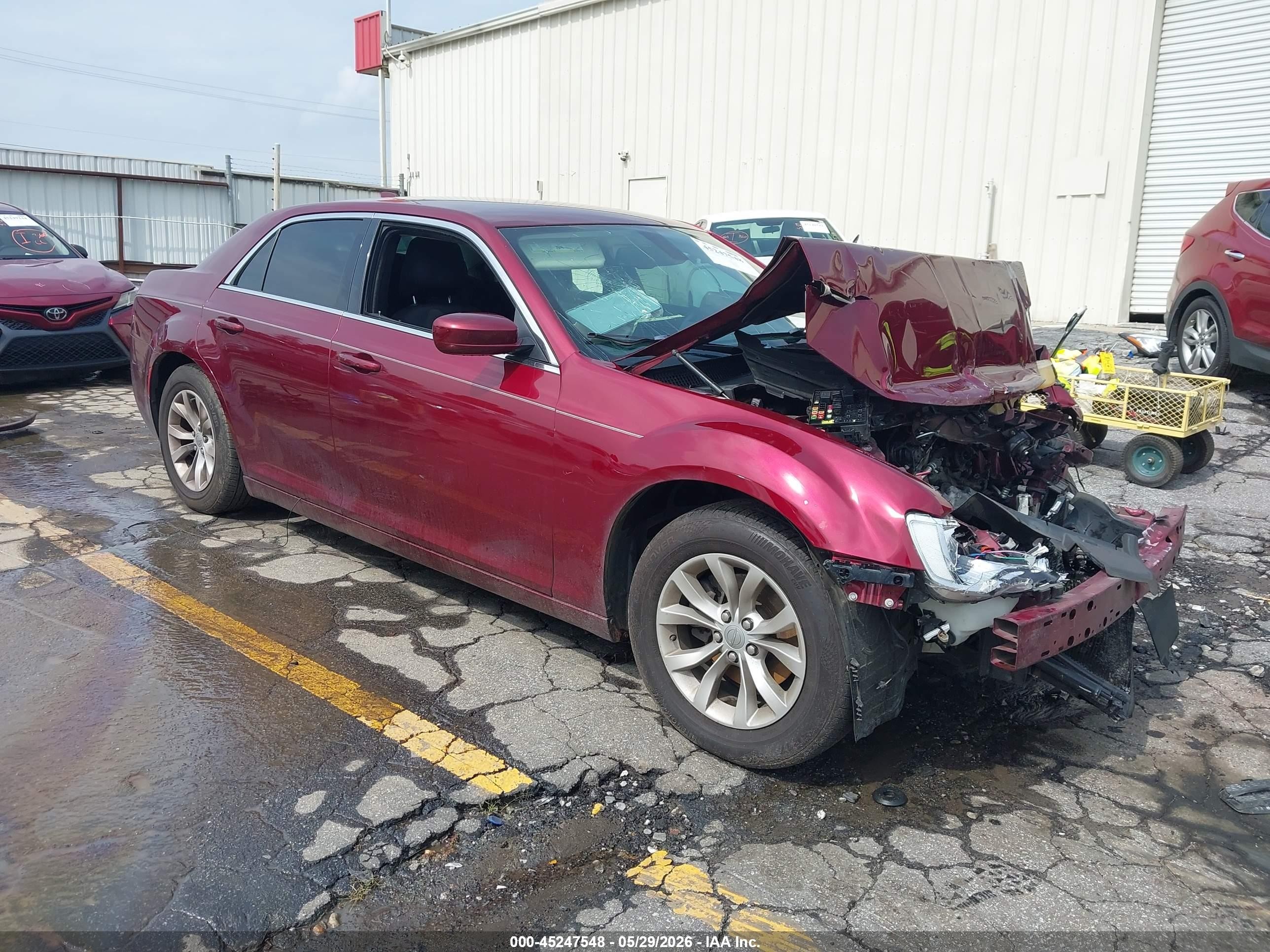 2019 Chrysler 300 Touring L, VIN 2C3CCAAG8KH736970 — Front end