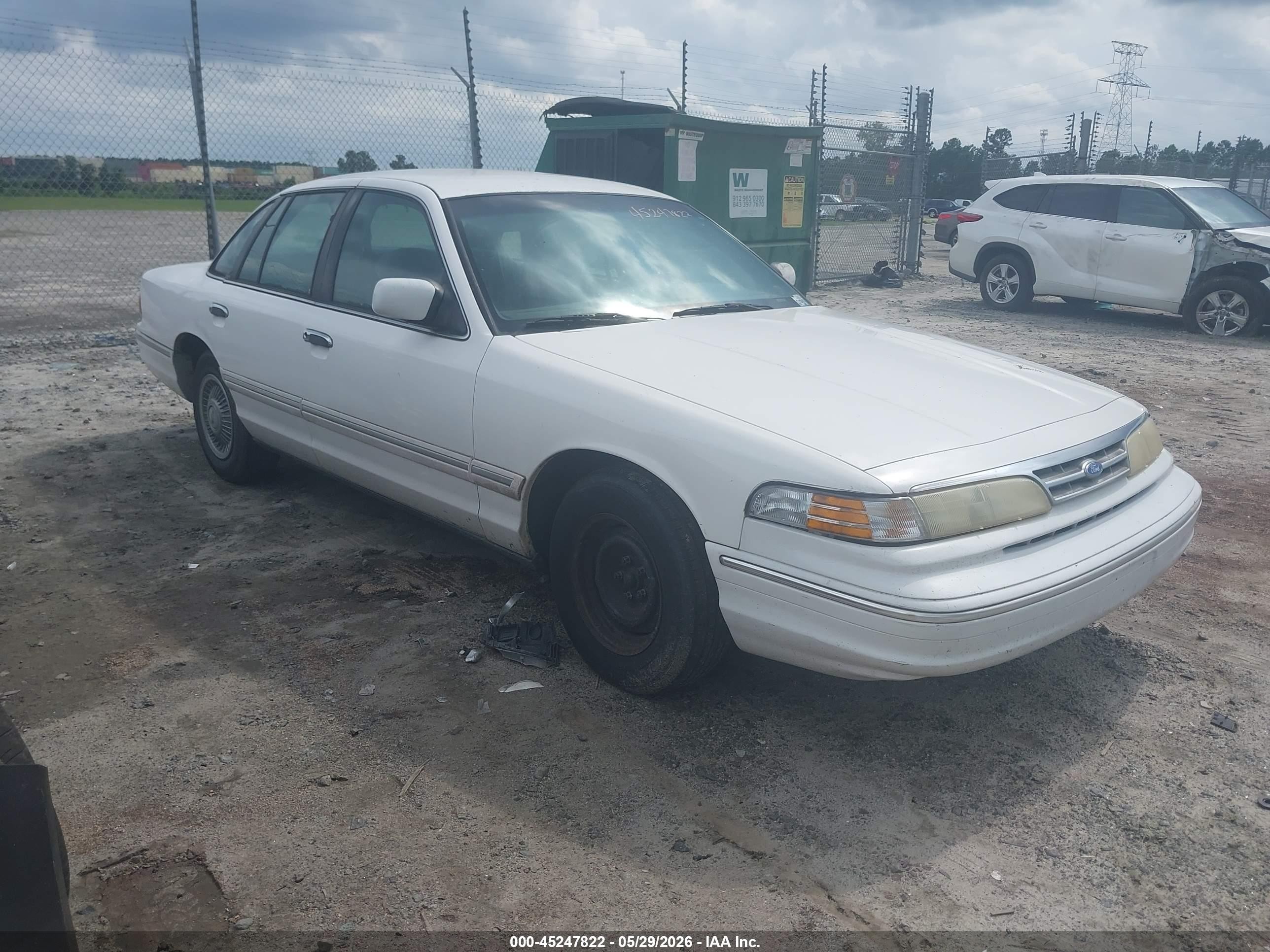 1997 Ford Crown Victoria, VIN 2FALP73W0VX232601 — Rear end