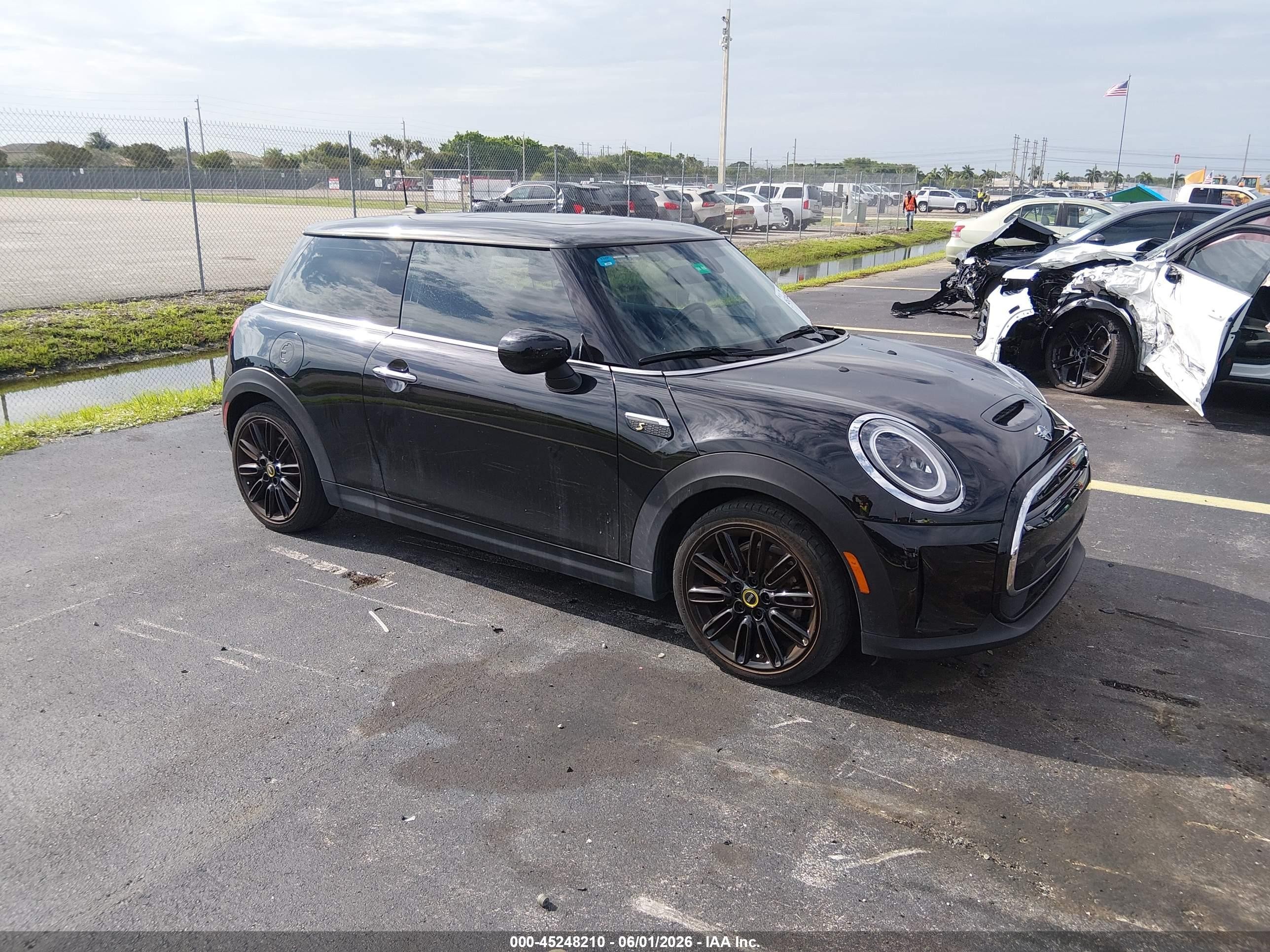 2024 MINI Hardtop Cooper SE, VIN WMW13DJ0XR2V85377 — Side