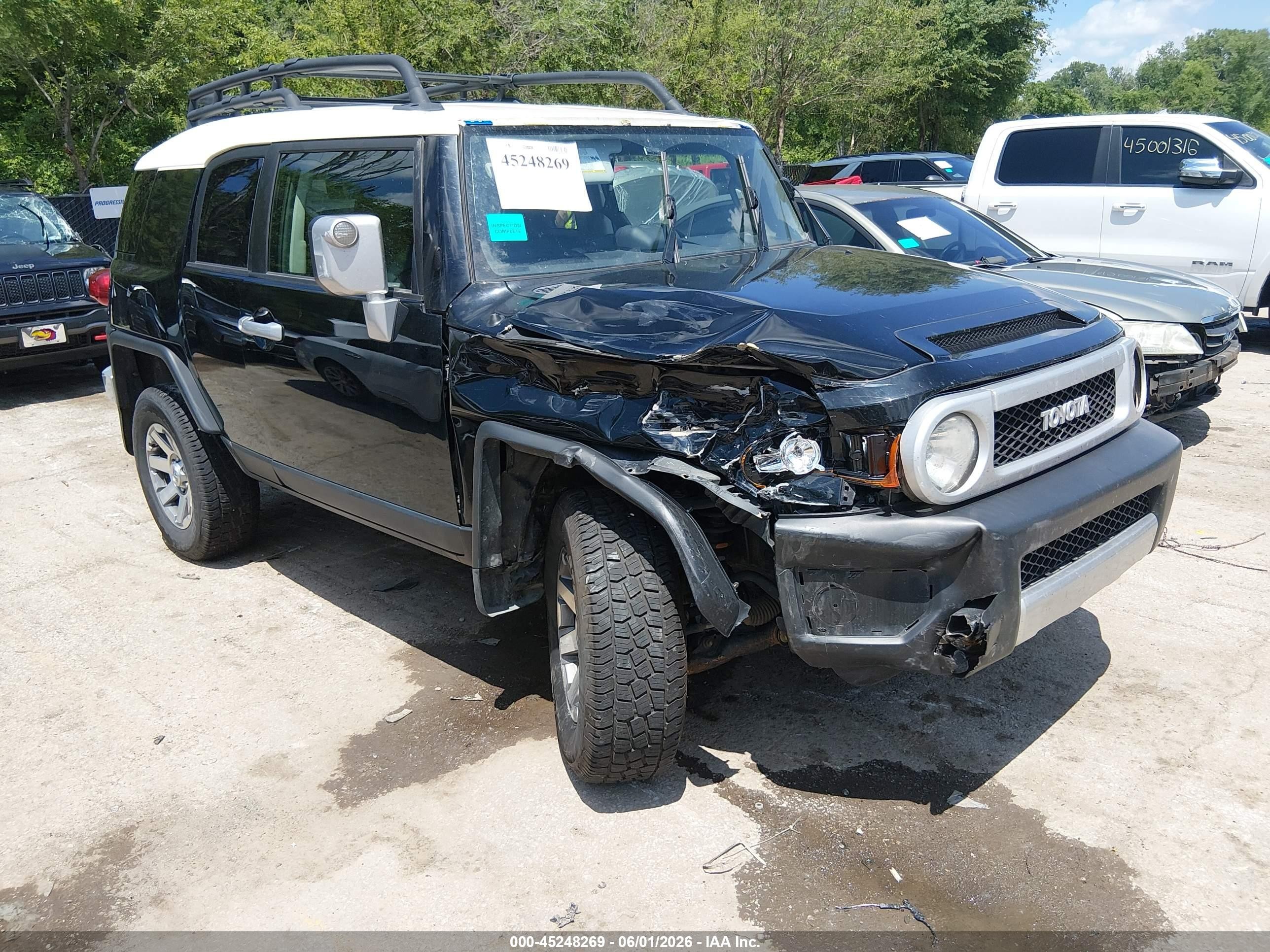 2014 Toyota FJ Cruiser, VIN JTEBU4BF4EK208332 — Front end