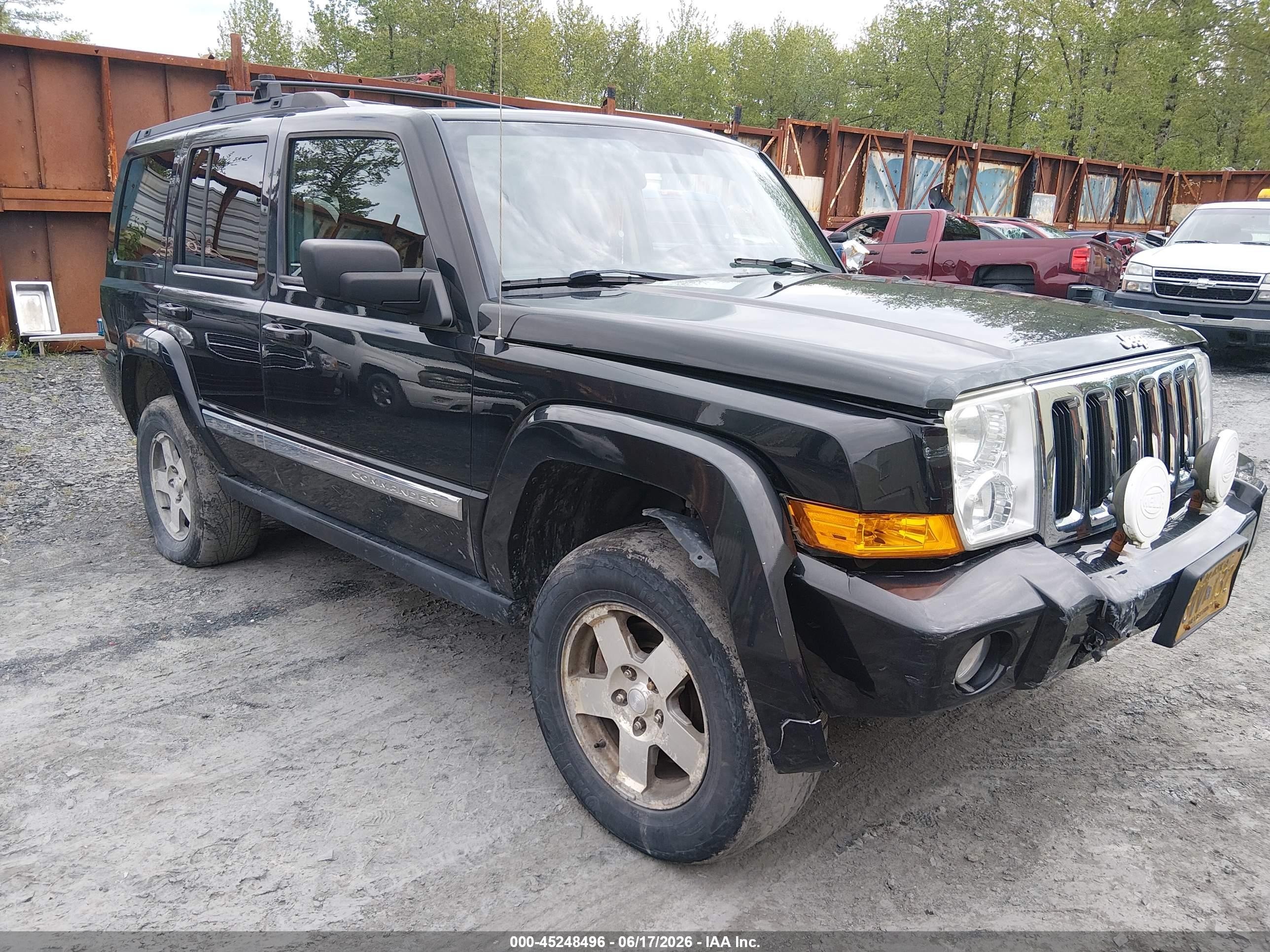 2010 Jeep Commander Sport, VIN 1J4RG4GK6AC118114 — Front end