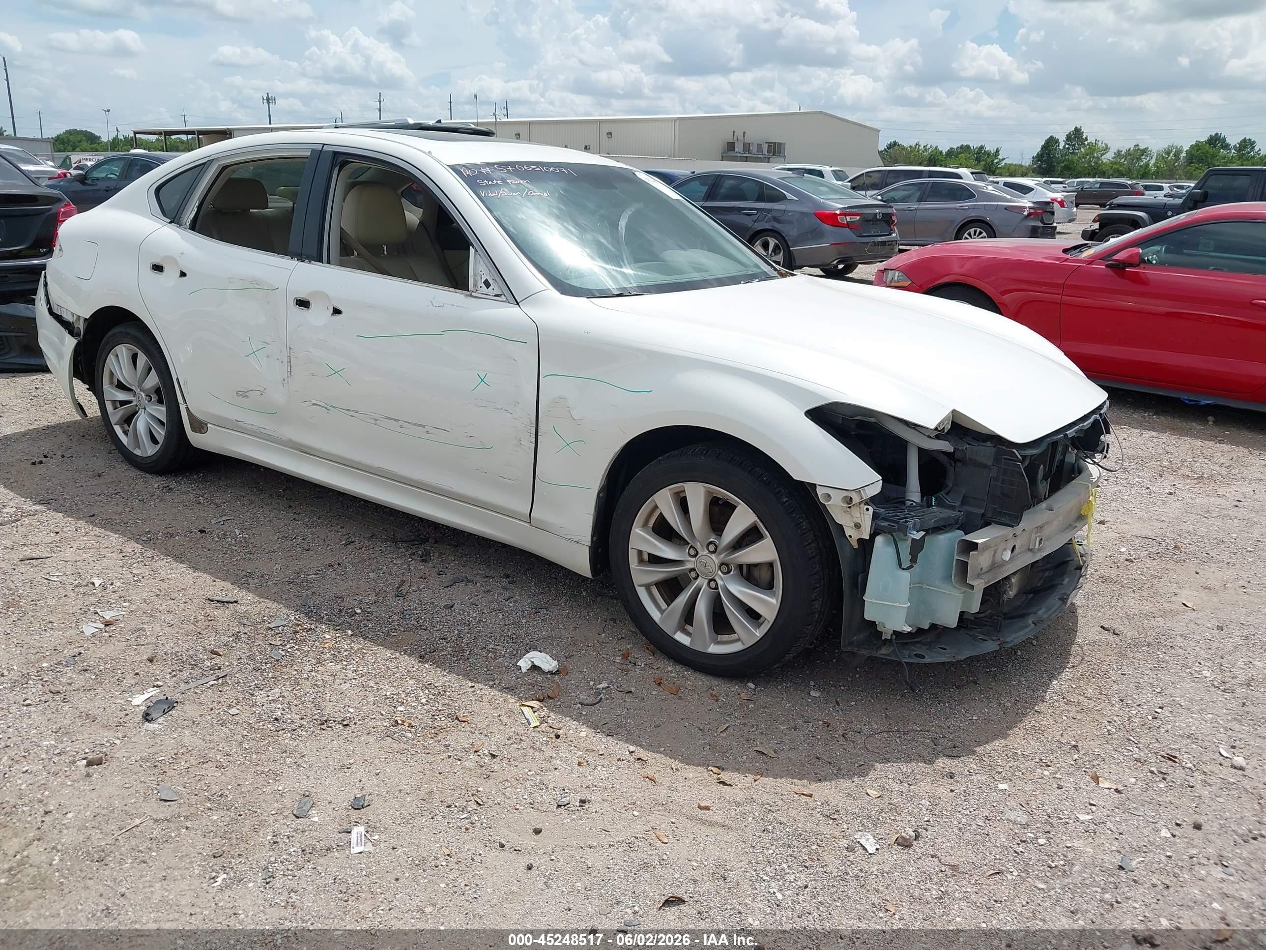 2011 Infiniti M, VIN JN1BY1AP6BM322286 — Side