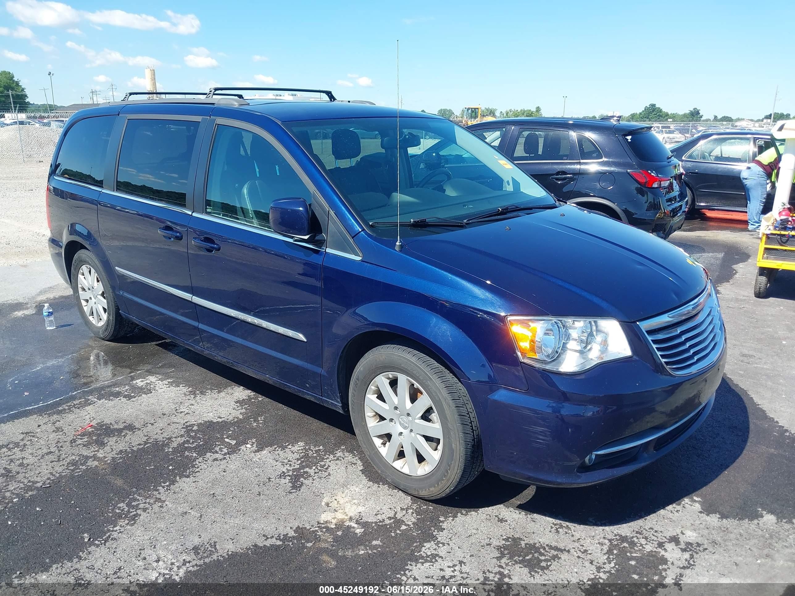 2014 Chrysler Town & Country Touring, VIN 2C4RC1BG4ER398244 — Перед