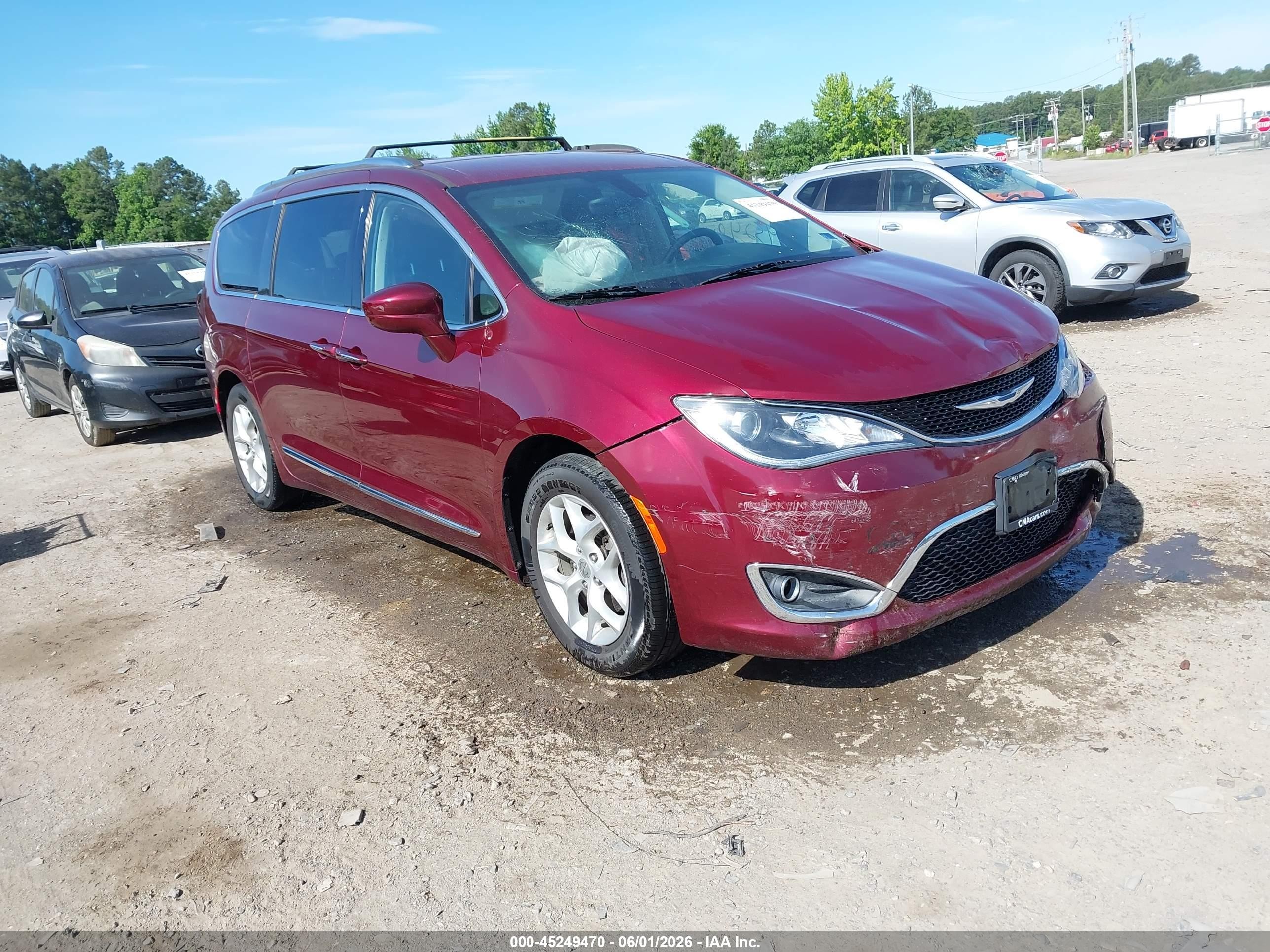 2018 Chrysler Pacifica Touring L, VIN 2C4RC1BG1JR130293 — Перед