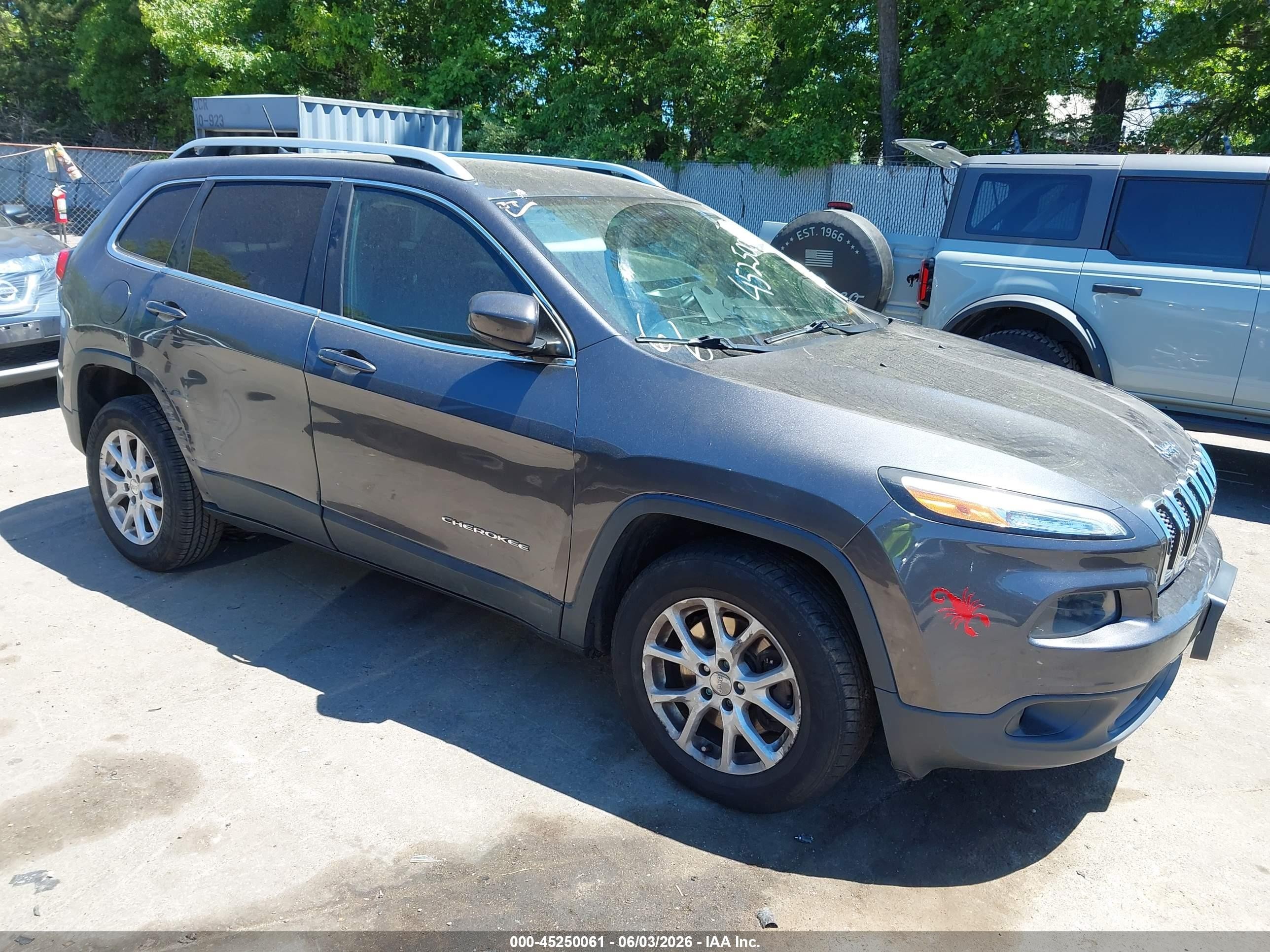 2016 Jeep Cherokee Latitude, VIN 1C4PJMCB3GW197589 — Side