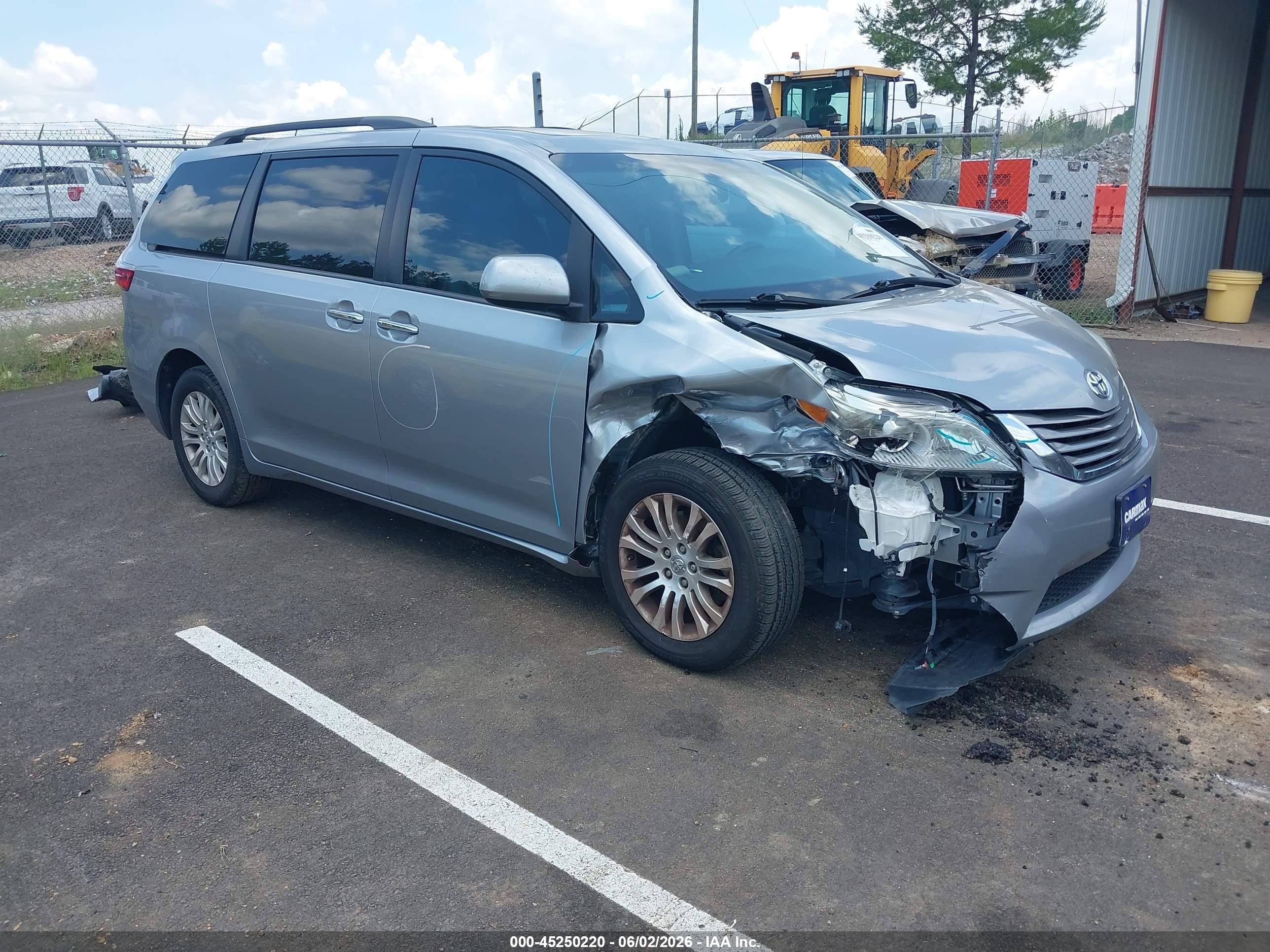 2017 Toyota Sienna XLE, VIN 5TDYZ3DC2HS900535 — Front end