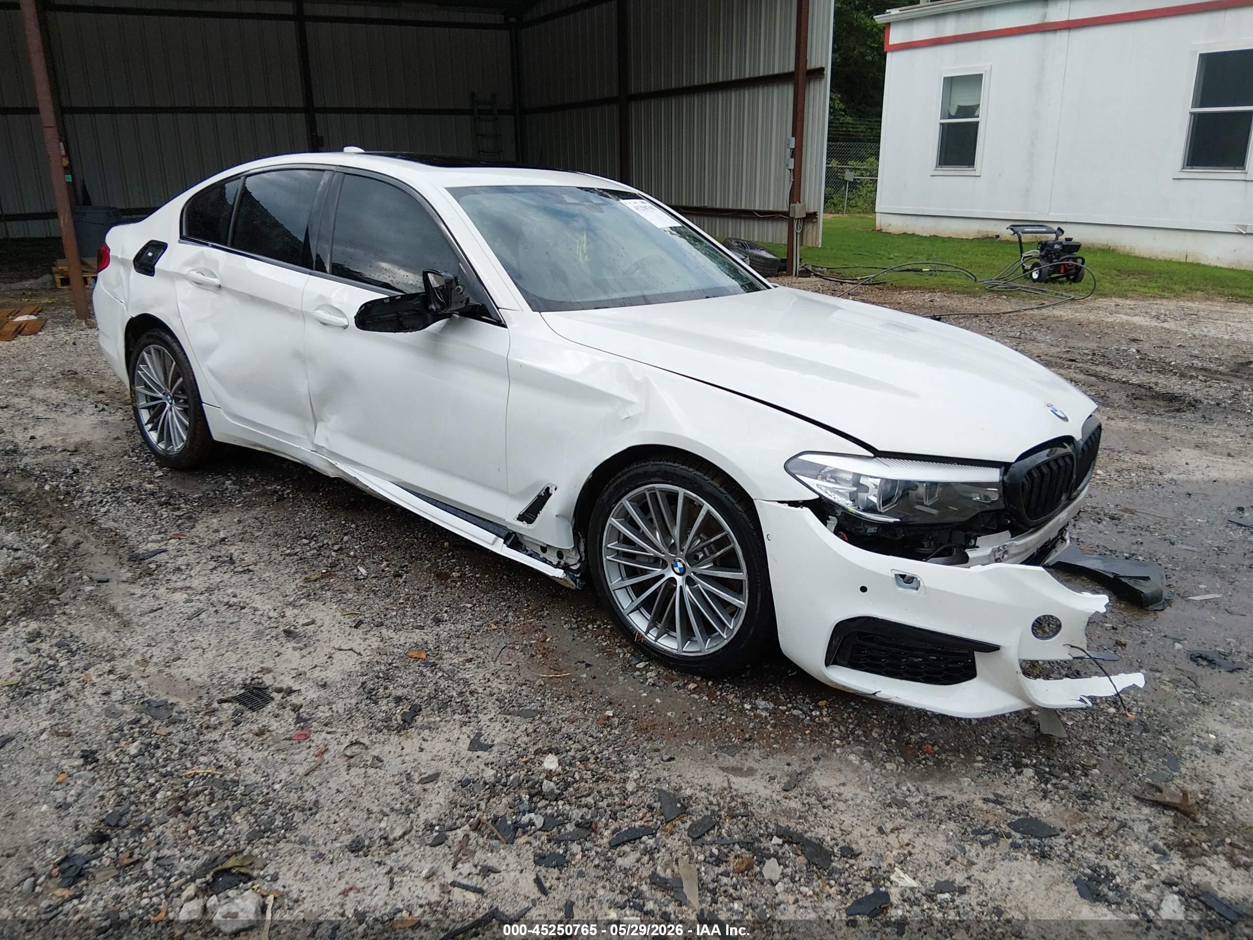 2020 BMW 5 Series 540i, VIN WBAJS1C01LCD39739 — Бок