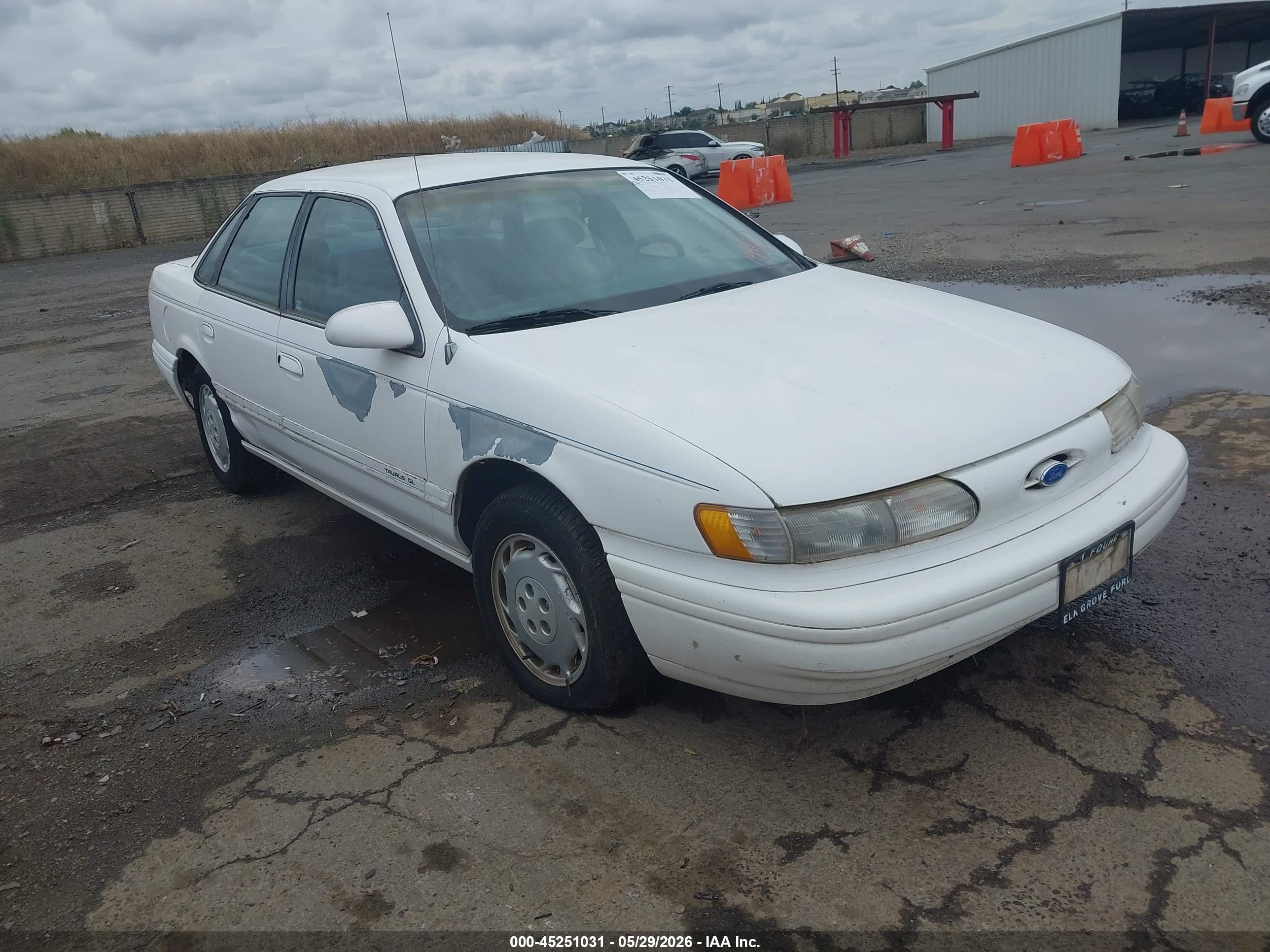 1994 Ford Taurus GL, VIN 1FALP5240RG278400 — Normal wear