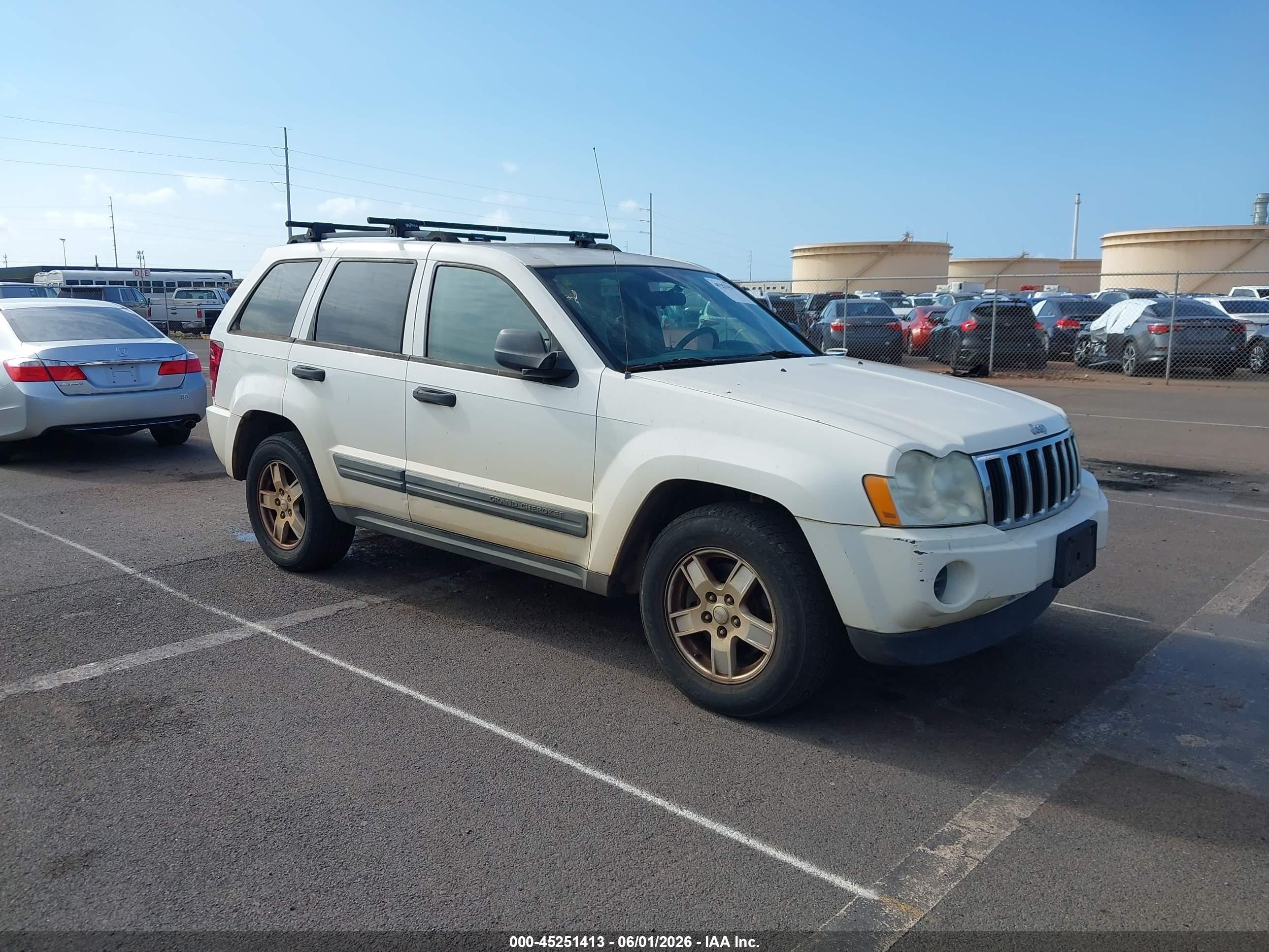 2005 Jeep Grand Cherokee Laredo, VIN 1J4GR48KX5C722352 — Normal wear