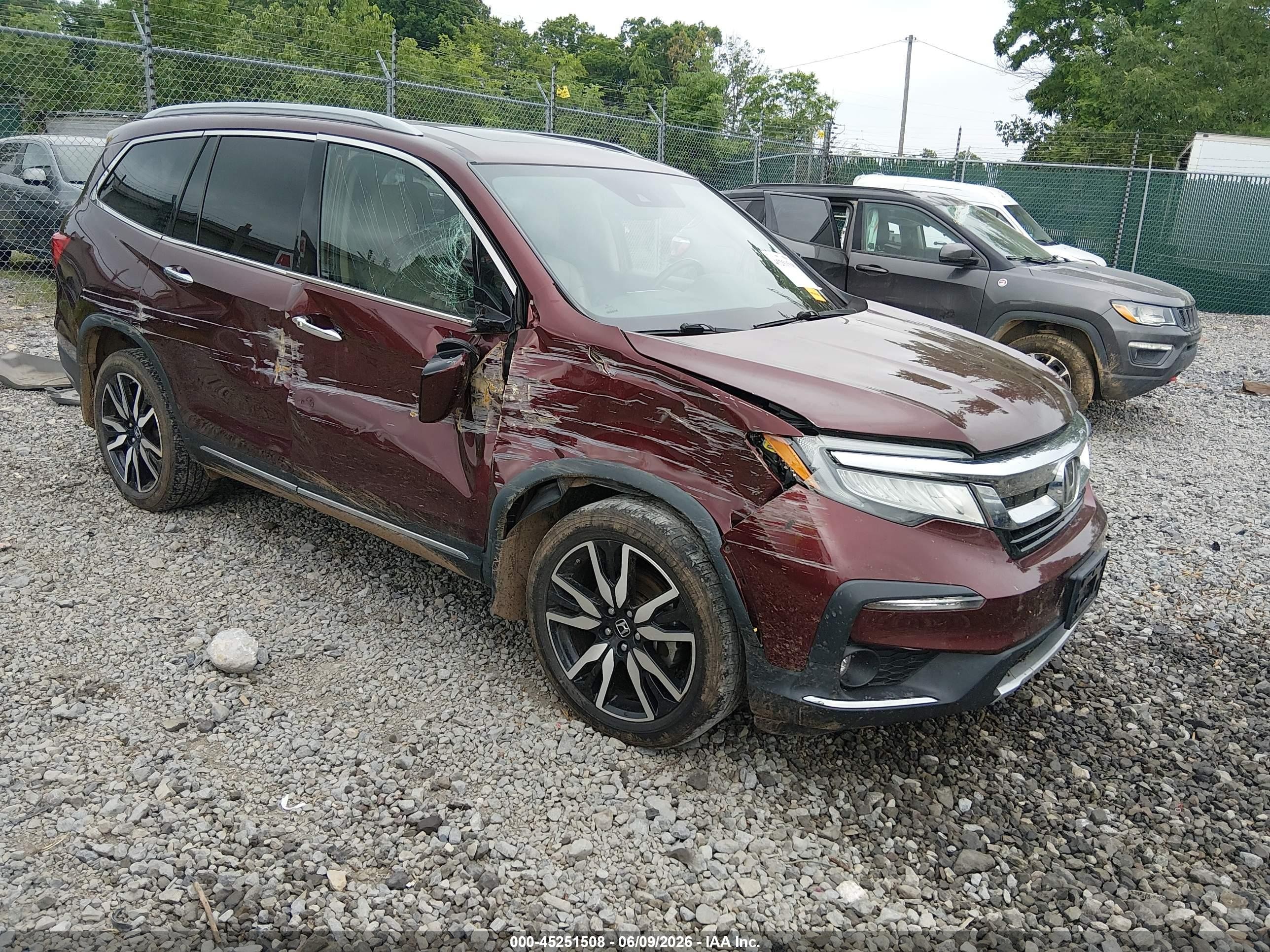 2019 Honda Pilot Touring 8-Passenger, VIN 5FNYF6H94KB018884 — Перед