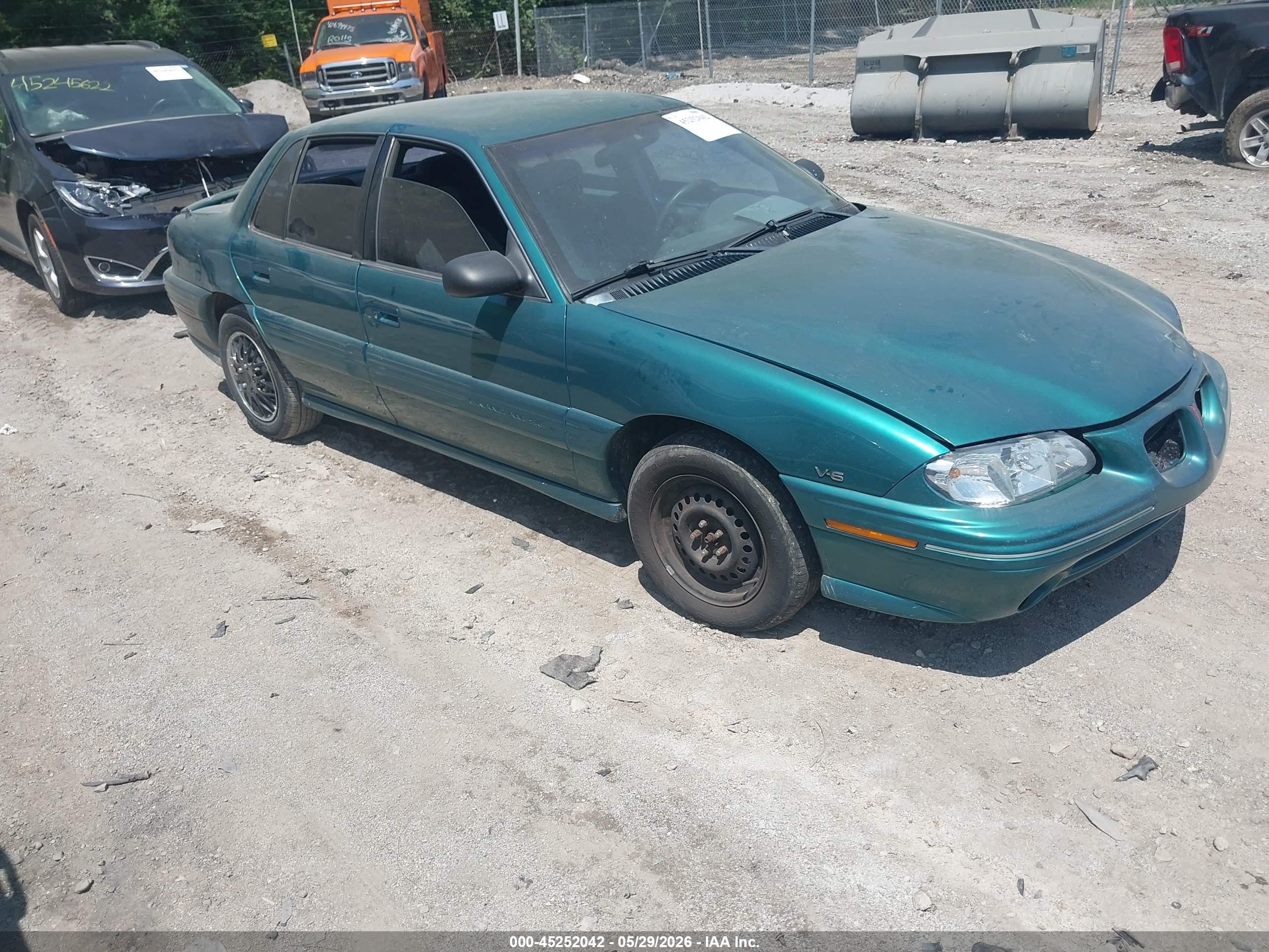 1998 Pontiac Grand Am SE, VIN 1G2NE52M4WM522754 — Normal wear
