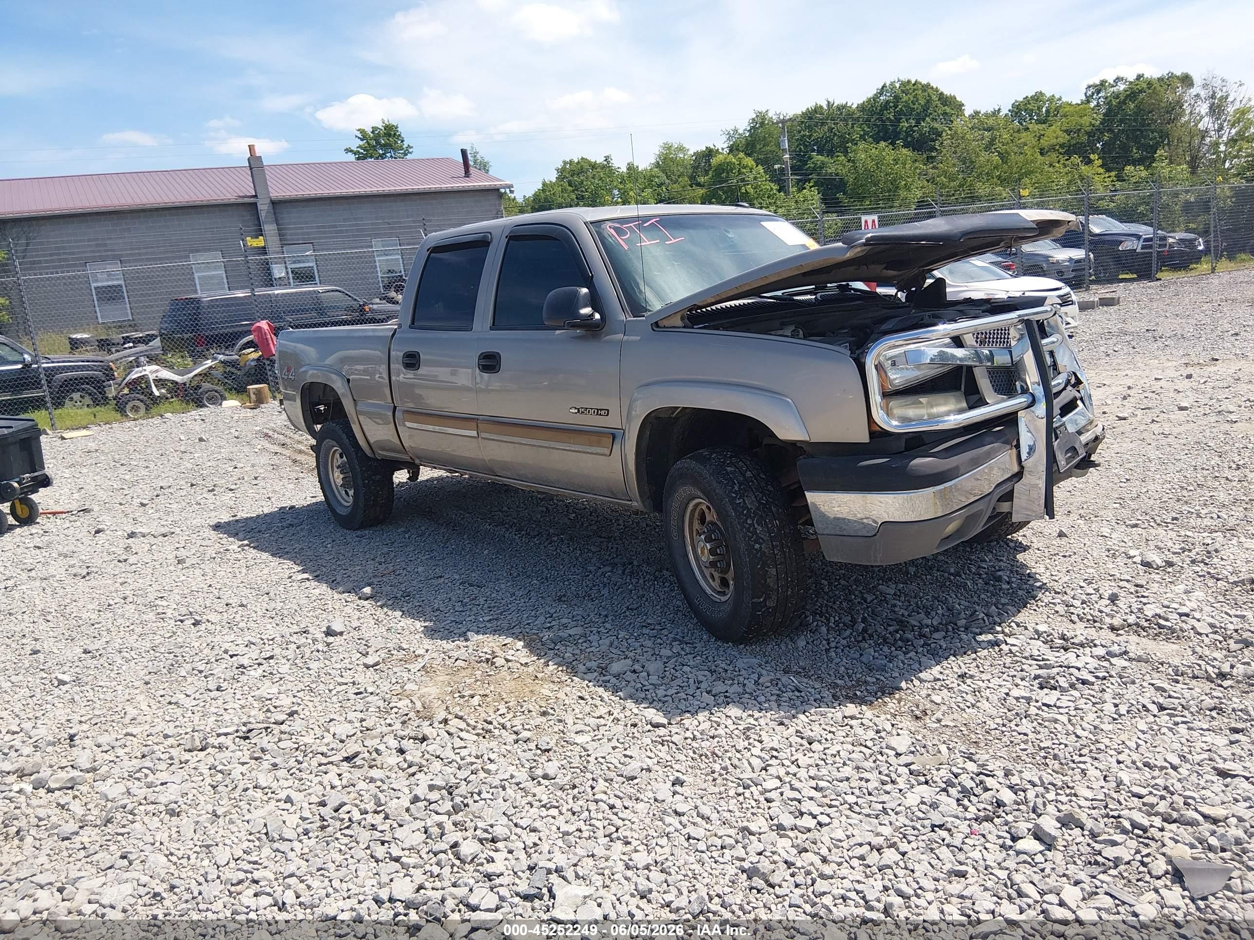 2003 Chevrolet Silverado 1500HD LS, VIN 1GCGK13U63F139970 — Перед