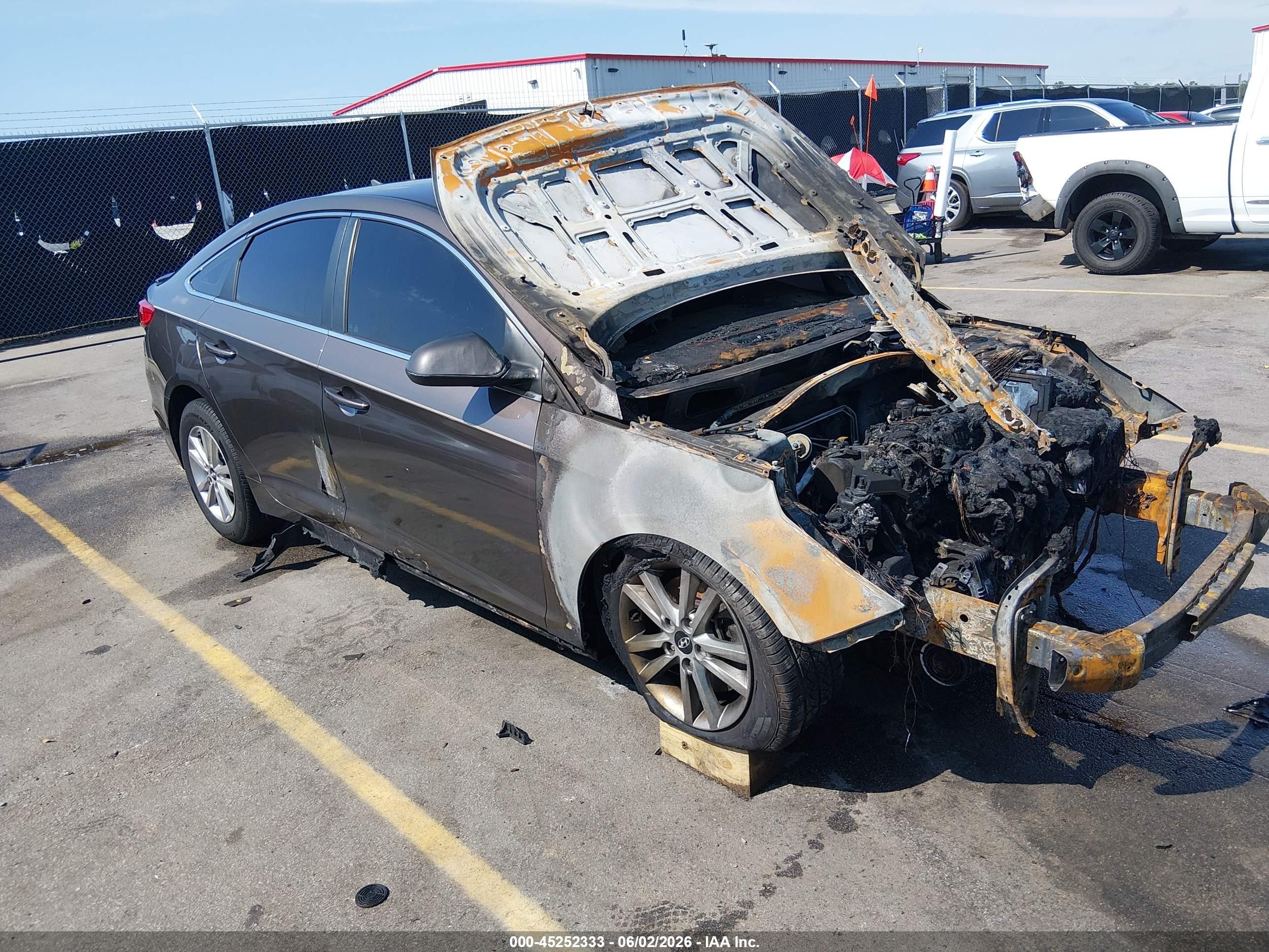 2015 Hyundai Sonata SE, VIN 5NPE24AF5FH166942 — Engine fire