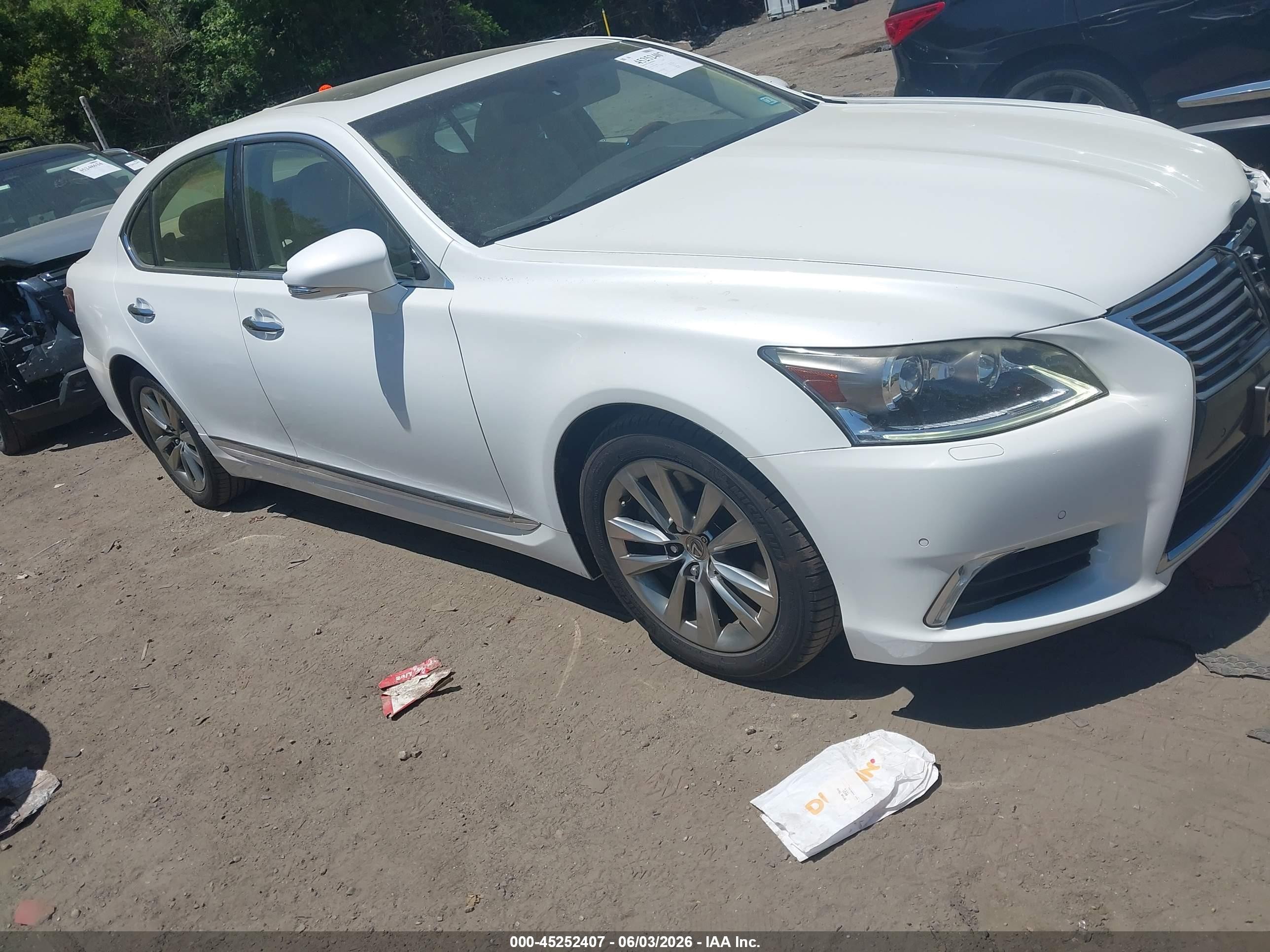 2015 Lexus LS 460, VIN JTHCL5EF9F5024810 — Перед