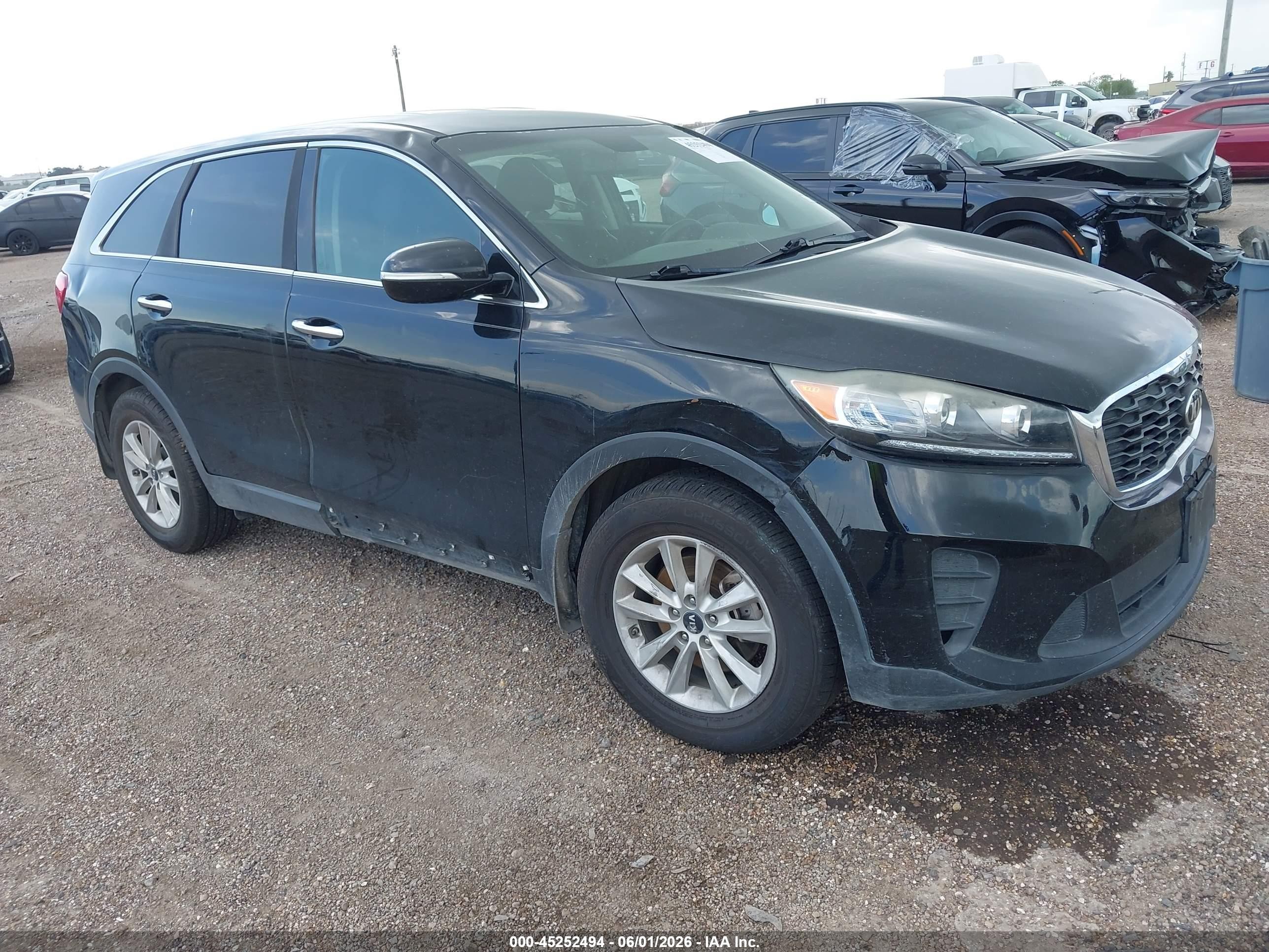 2019 Kia Sorento L, VIN 5XYPG4A37KG567667 — Side
