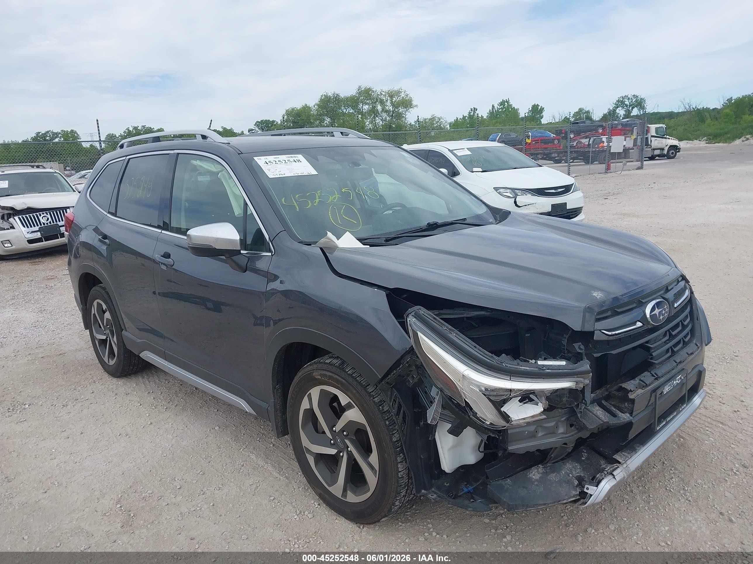 2023 Subaru Forester Touring, VIN JF2SKARC4PH402641 — Перед