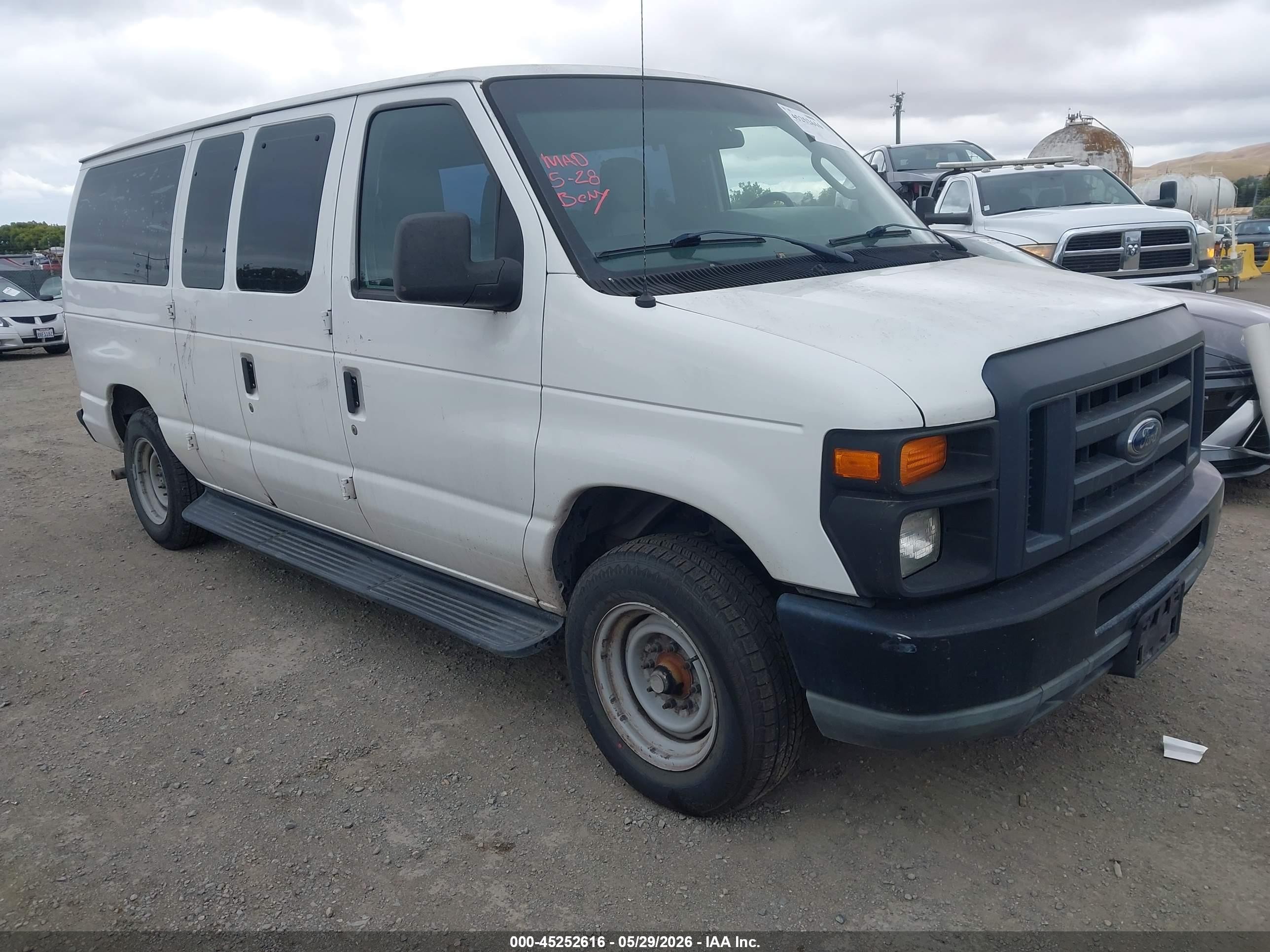 2013 Ford Econoline Passenger XL, VIN 1FMNE1BW0DDA64774 — Normal wear