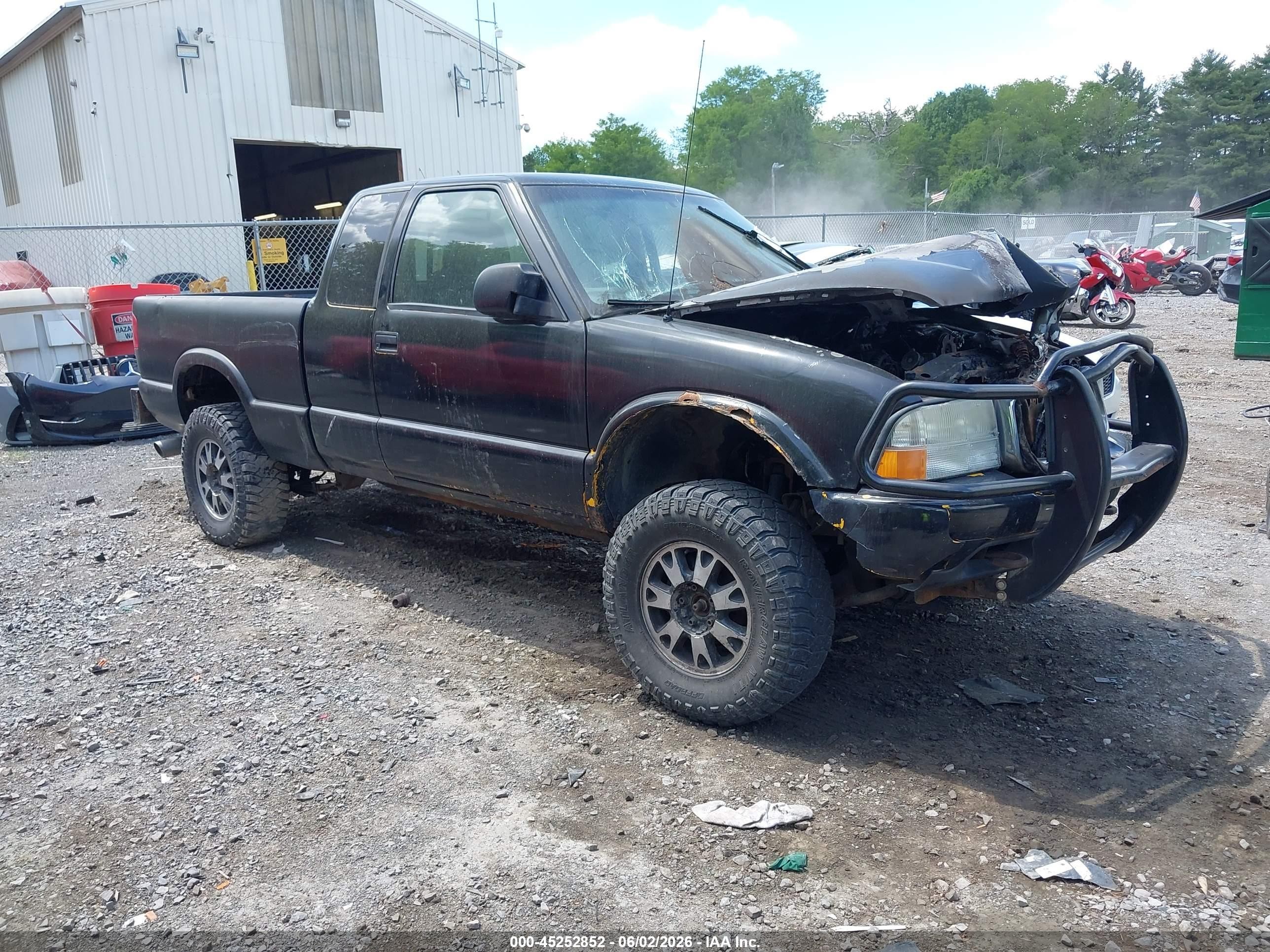 2003 GMC Sonoma SLS, VIN 1GTCT19X838152494 — Engine fire