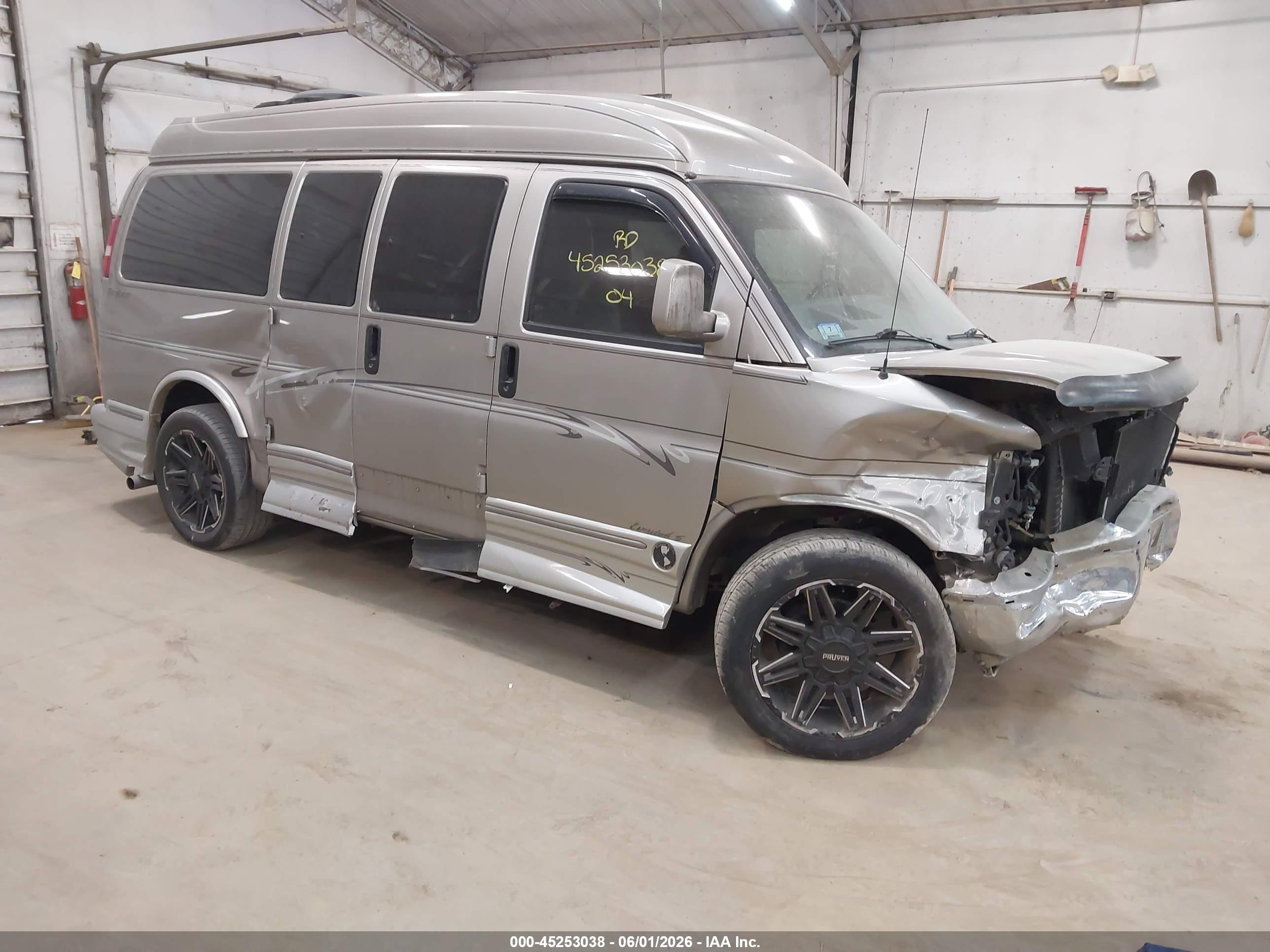 2004 GMC Savana Cargo YF7 Upfitter, VIN 1GDFG15T741155459 — Front end