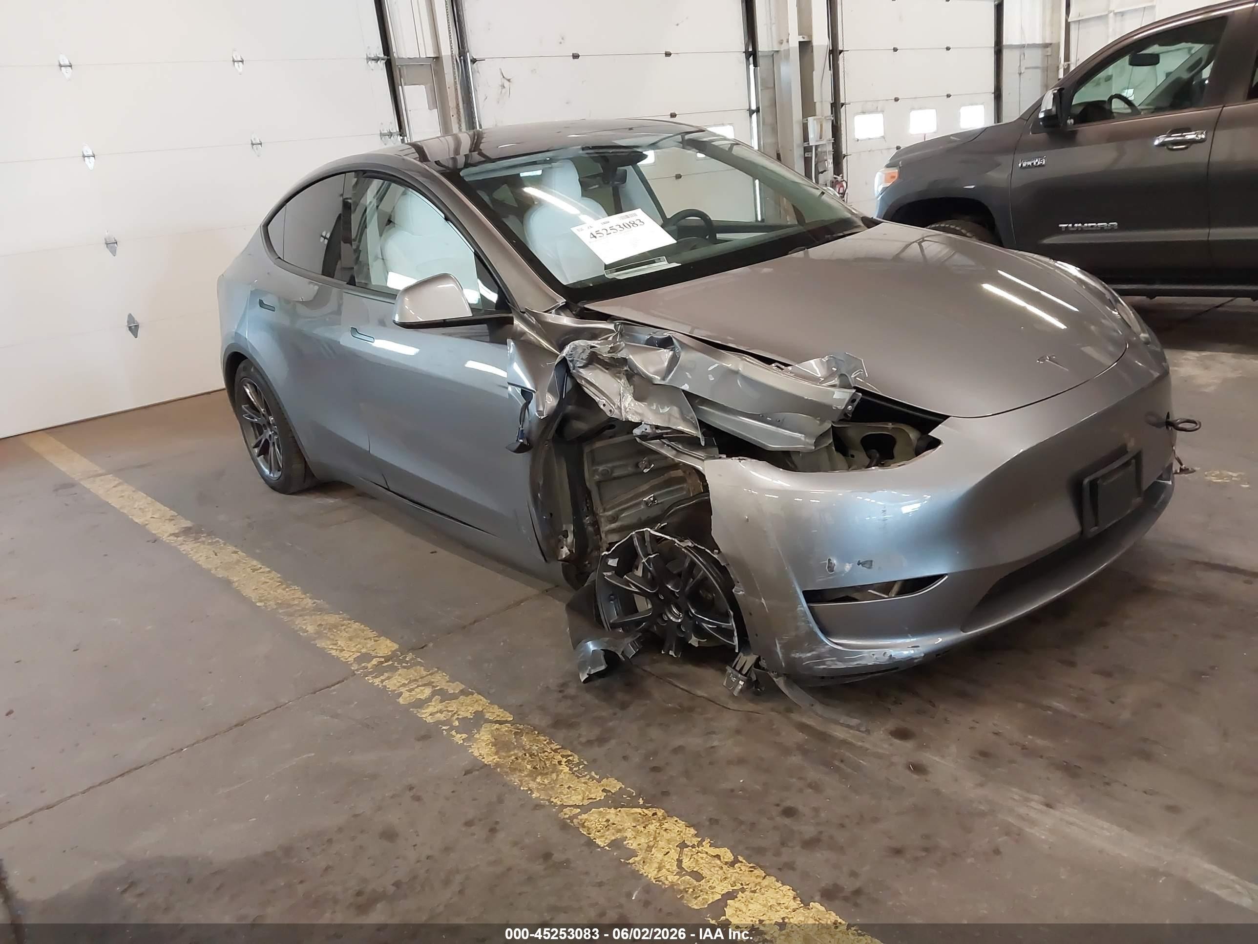 2025 Tesla Model Y Long Range, VIN 7SAYGDED0SF279071 — Front end