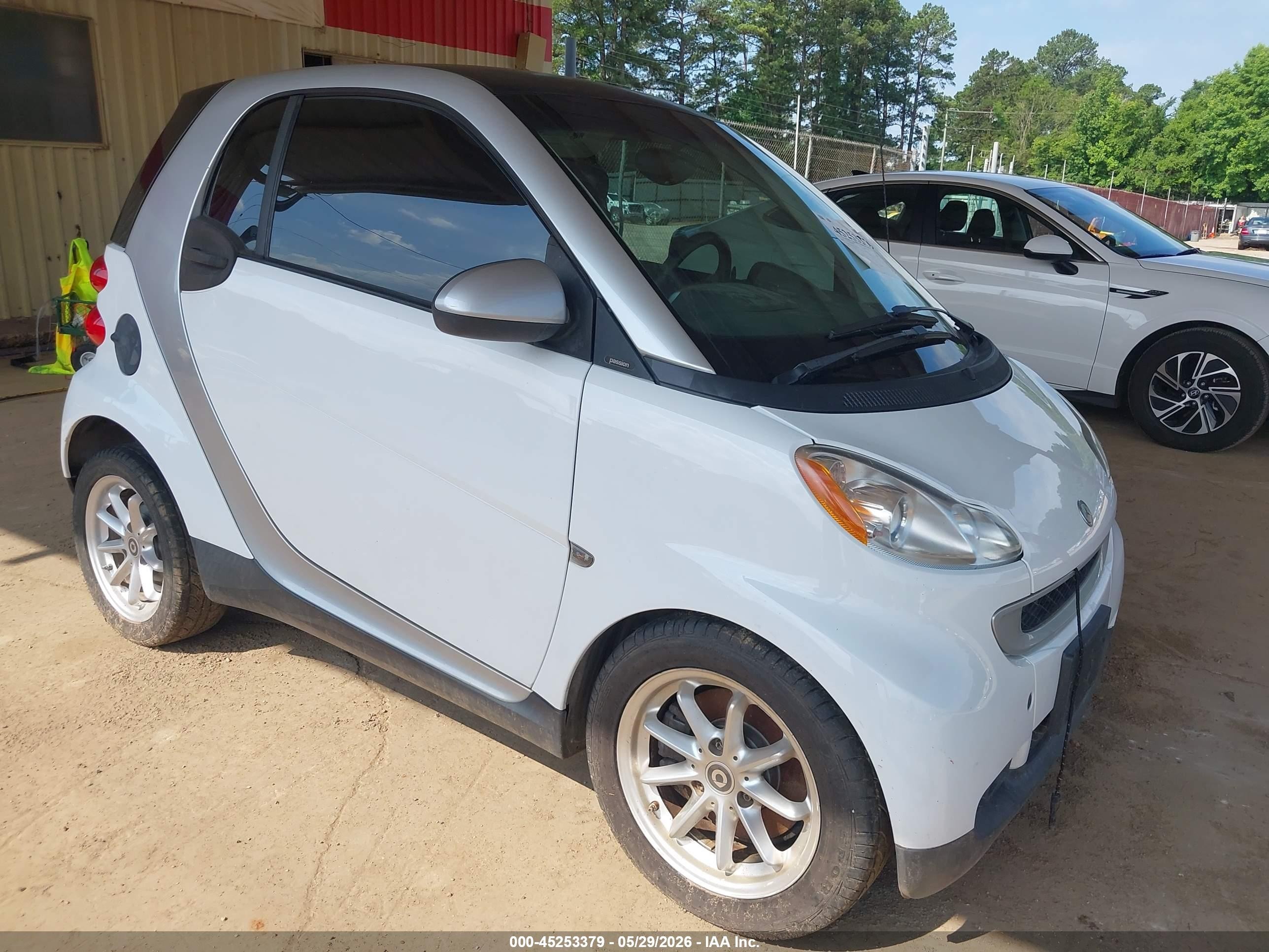 2010 Smart fortwo Pure, VIN WMEEJ3BA8AK359016 — Перед