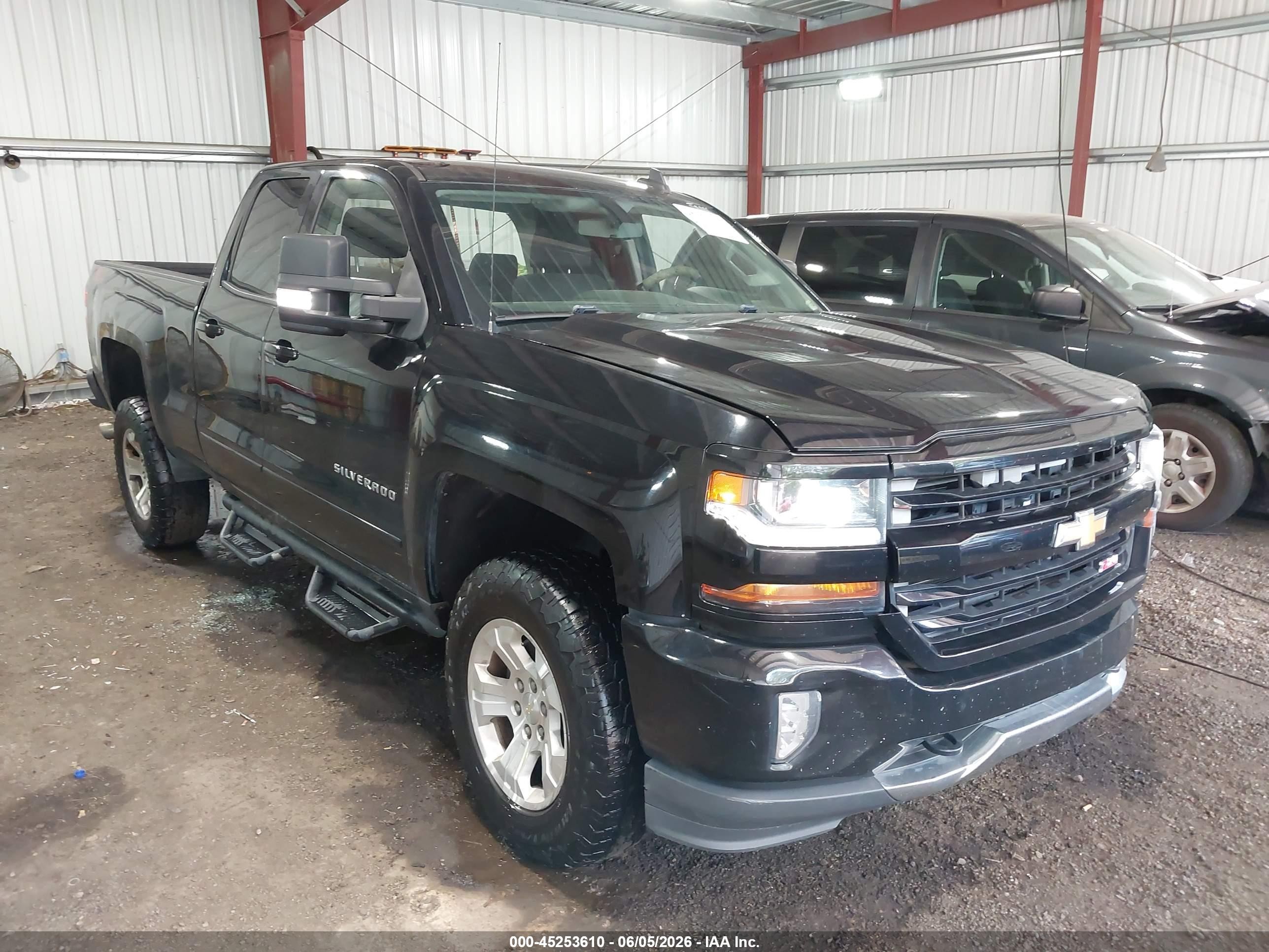 2017 Chevrolet Silverado 1500 LT, VIN 1GCVKREC1HZ198506 — Side