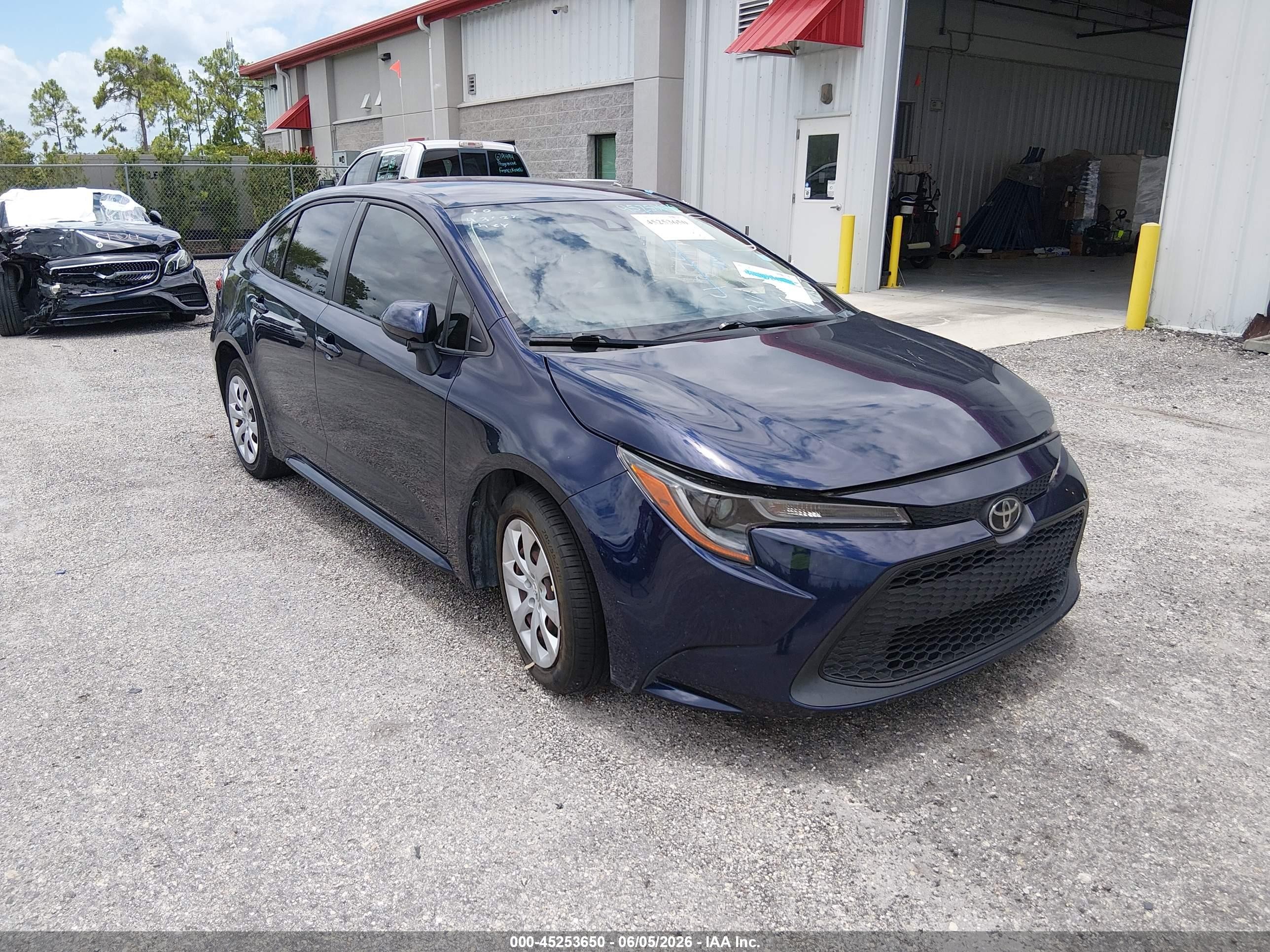 2022 Toyota Corolla LE, VIN JTDEPMAE3NJ193247 — Бок