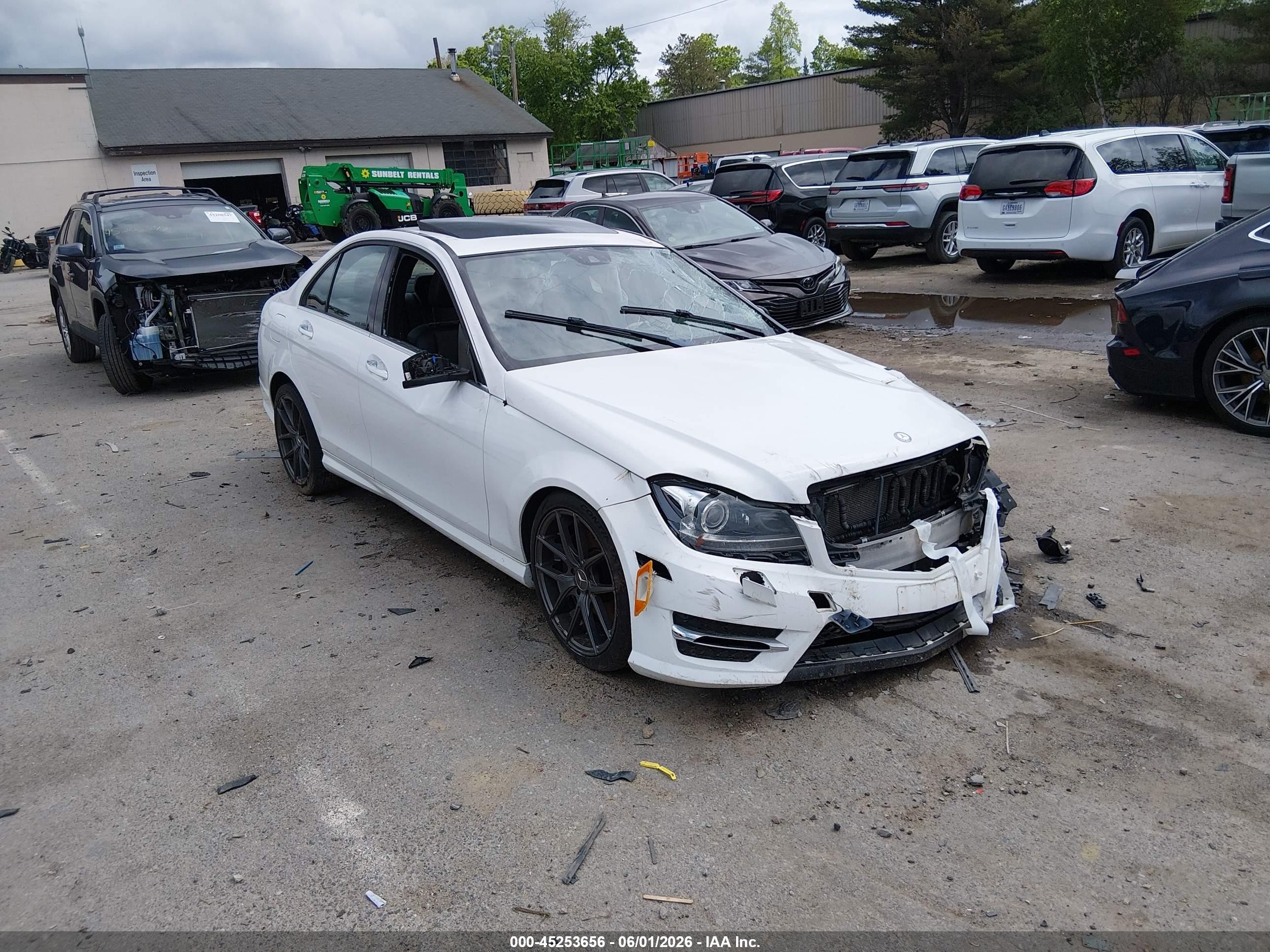 2013 Mercedes-Benz C 300 Luxury, VIN WDDGF8AB2DR289336 — Перед