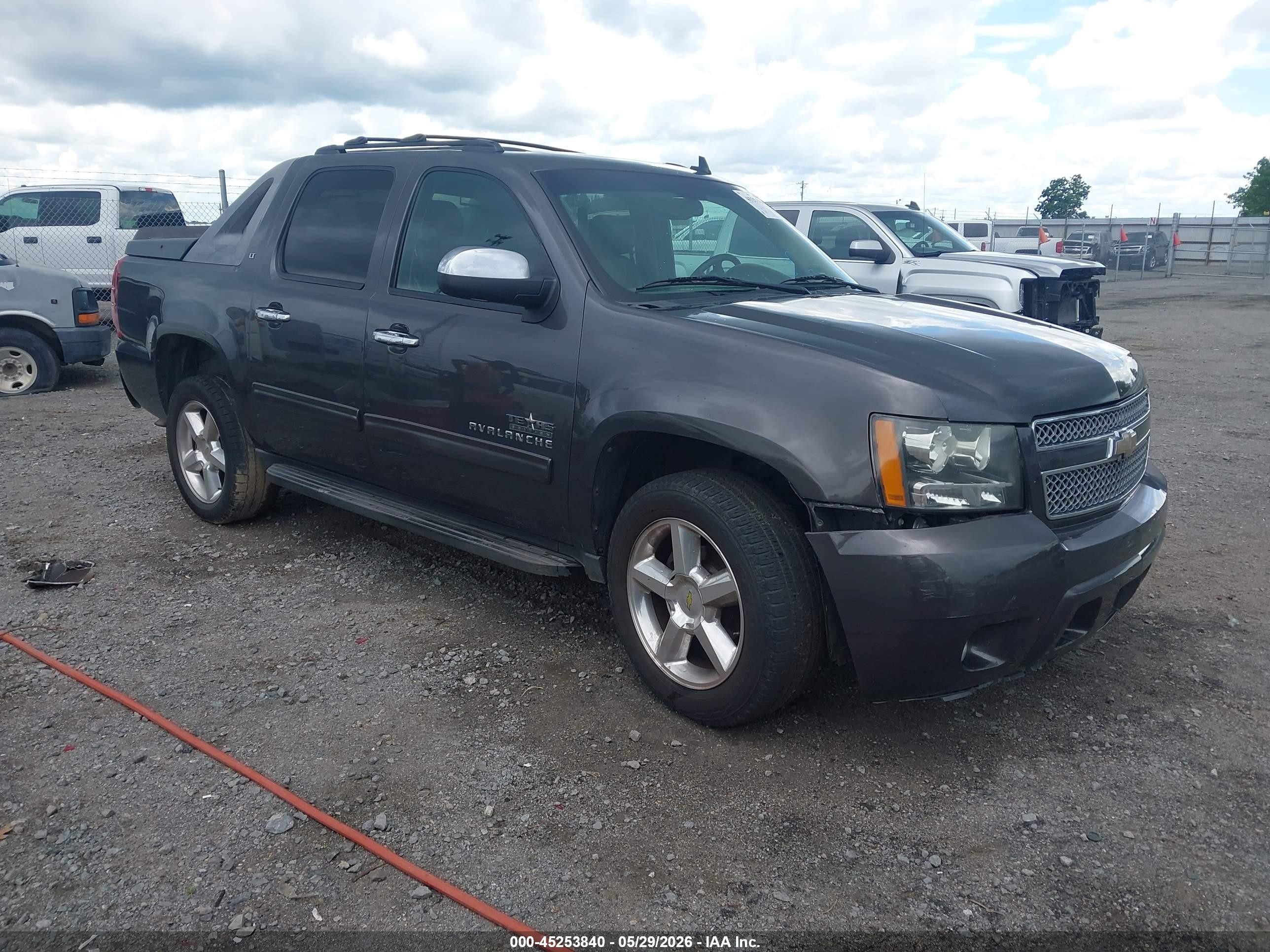 2011 Chevrolet Avalanche LT, VIN 3GNMCFE02BG146314 — Front end
