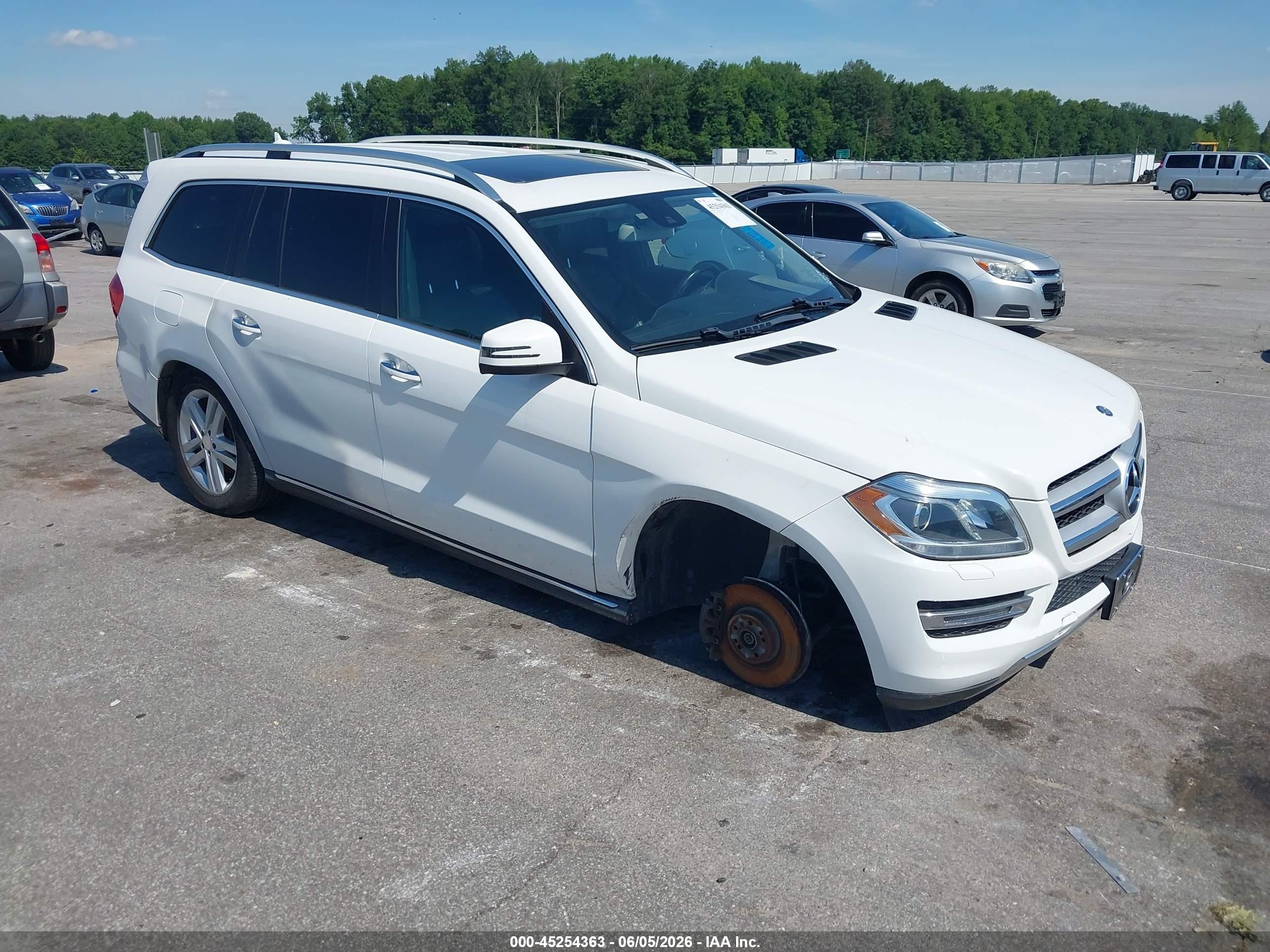 2016 Mercedes-Benz GL 450, VIN 4JGDF6EE6GA662219 — Front end