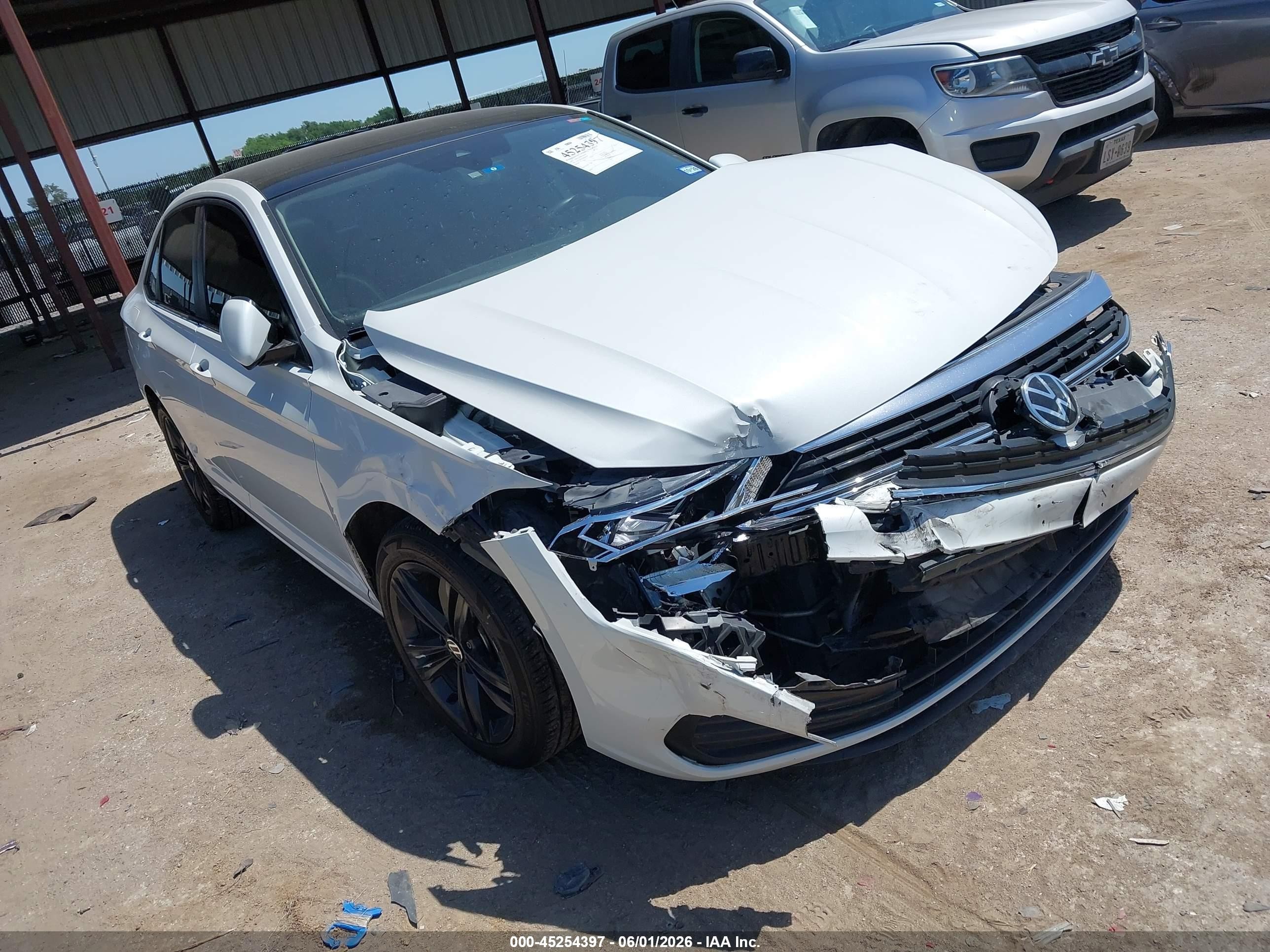2022 Volkswagen Jetta SE, VIN 3VW7M7BU2NM019579 — Front end