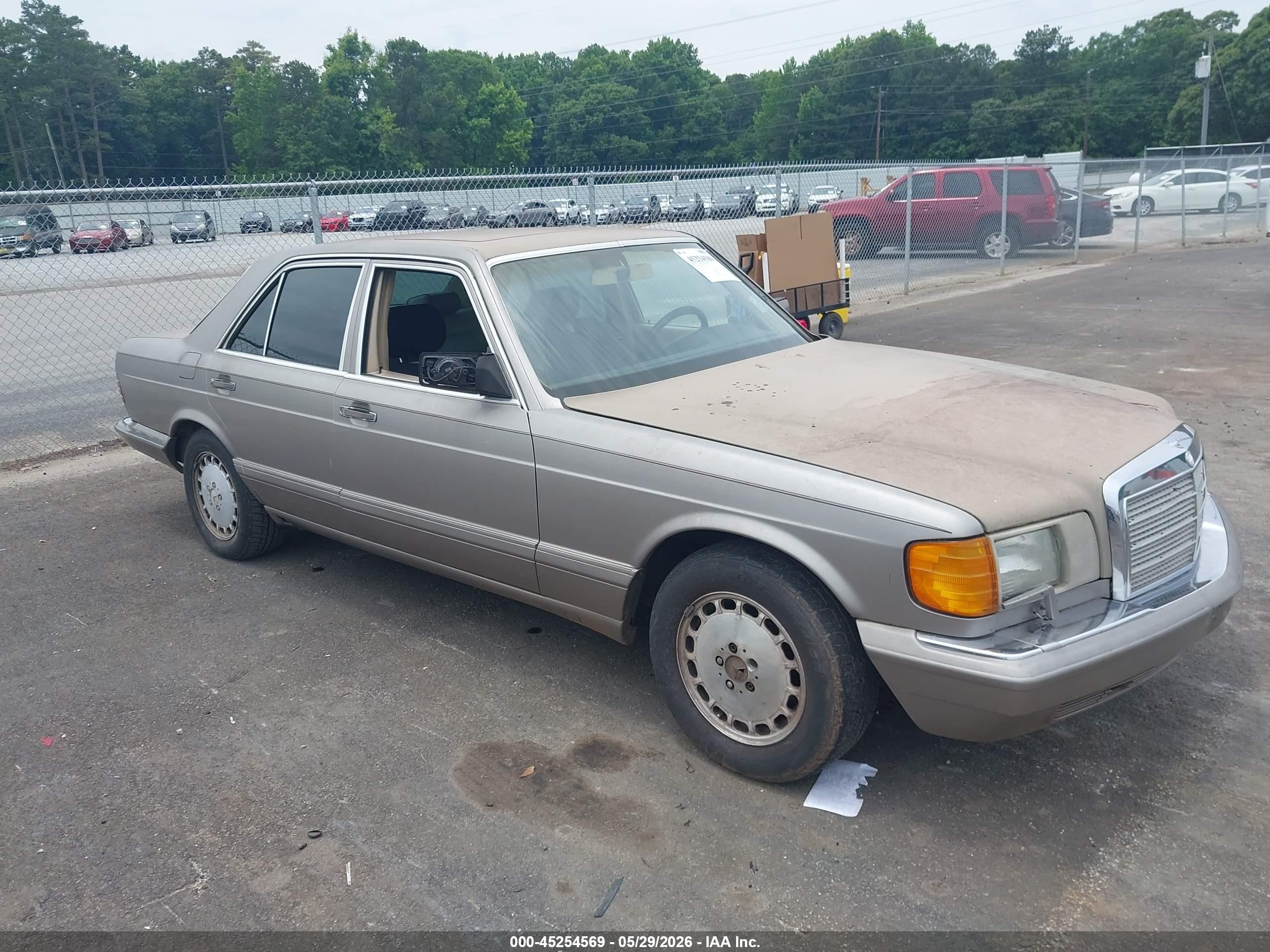 1990 Mercedes-Benz 300 SE, VIN WDBCA24D0LA533644 — Front end