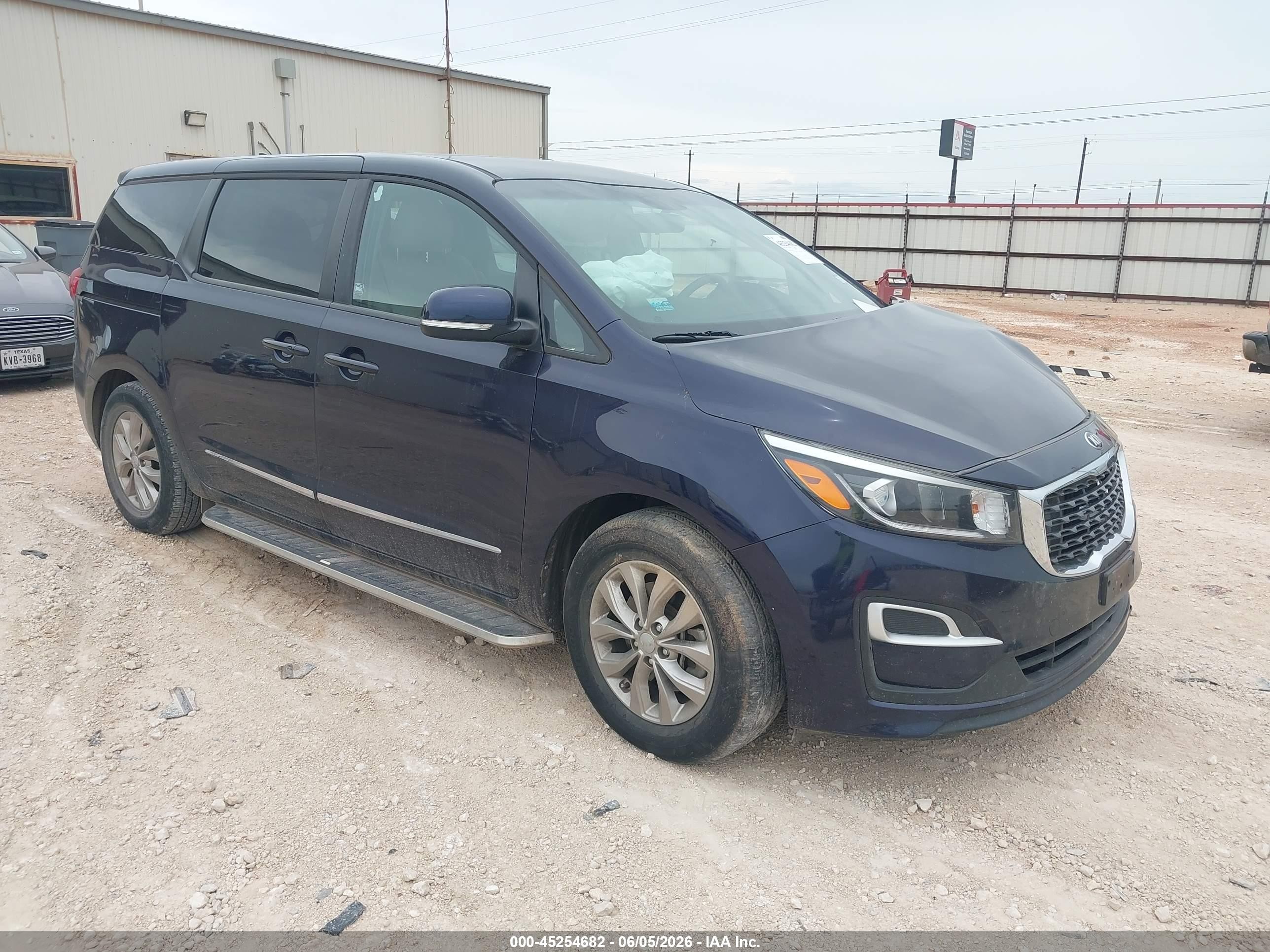 2021 Kia Sedona LX, VIN KNDMB5C16M6673777 — Перед