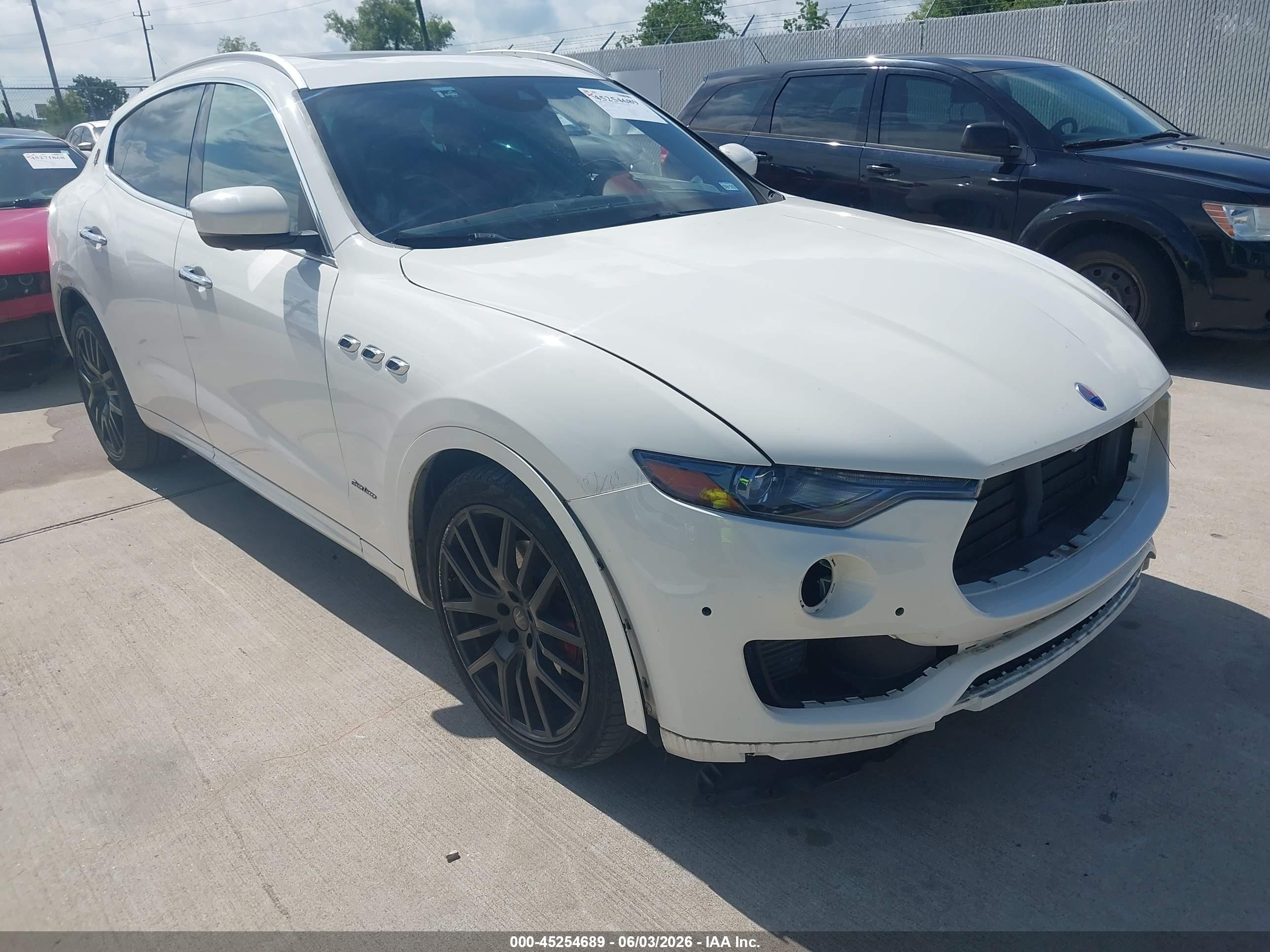 2018 Maserati Levante GranLusso, VIN ZN661XUL4JX304508 — Front end