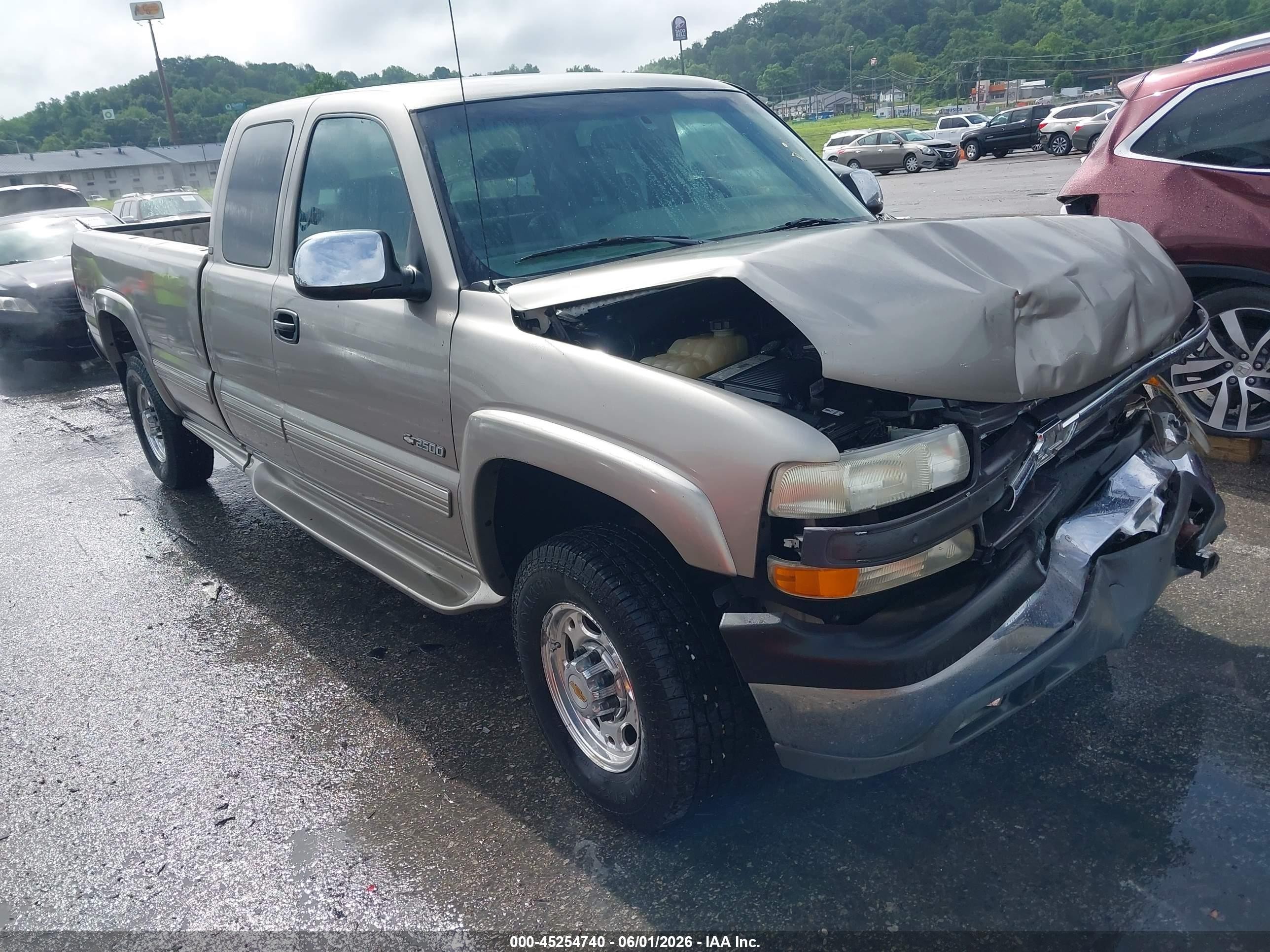 2000 Chevrolet Silverado 2500 LS, VIN 1GCGK29U0YE350897 — Front end