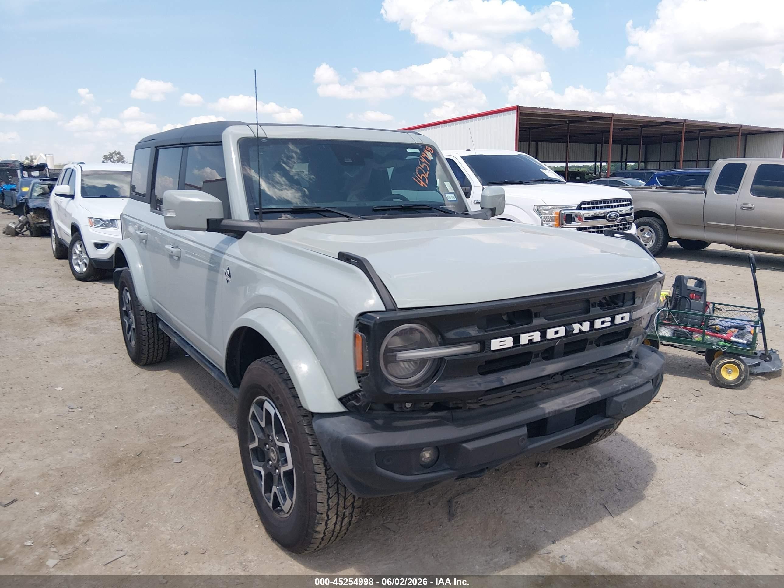 2024 Ford Bronco Outer Banks, VIN 1FMDE8BH3RLA70815 — Перед