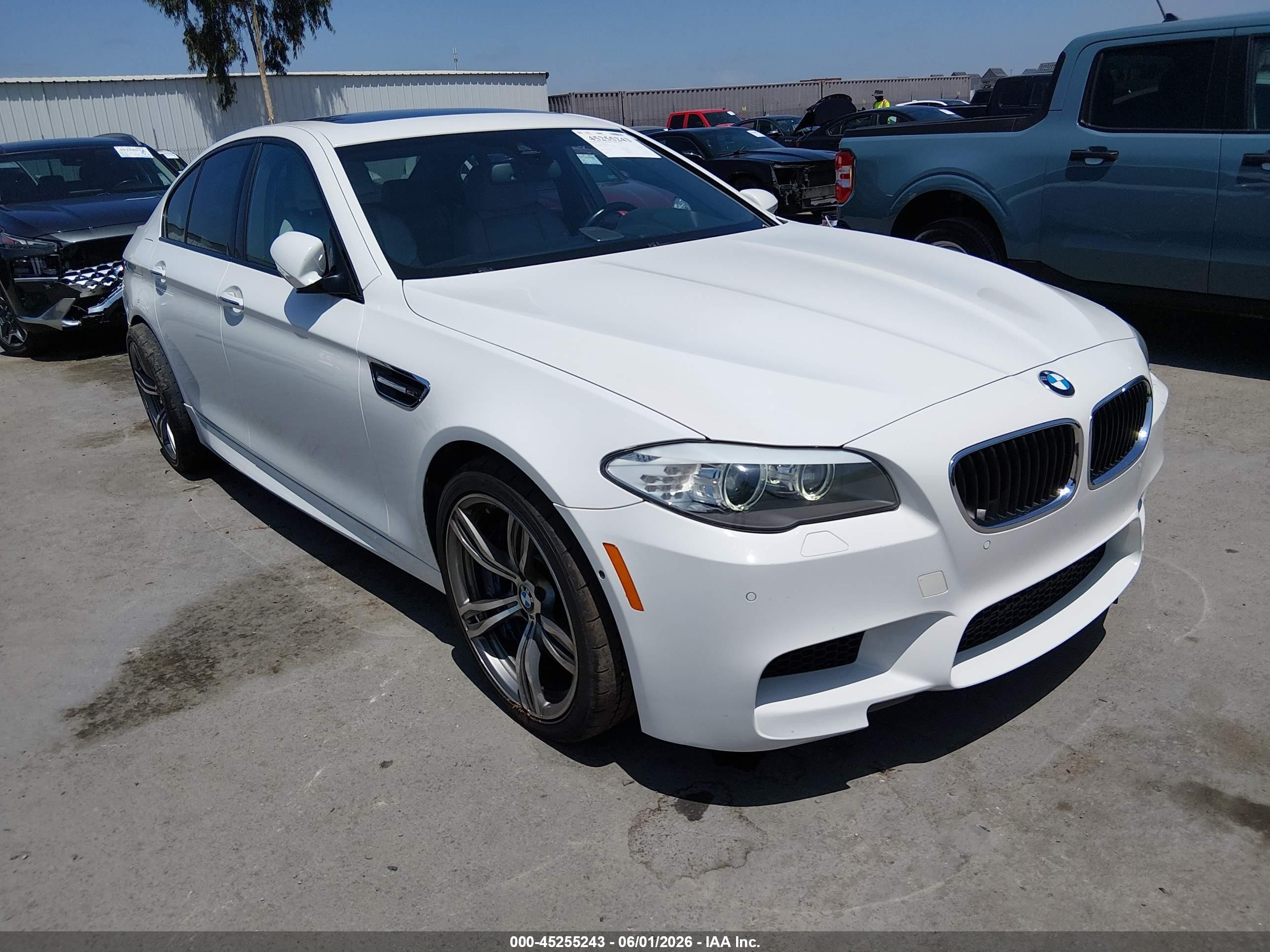 2013 BMW M5, VIN WBSFV9C56DD096375 — Бок
