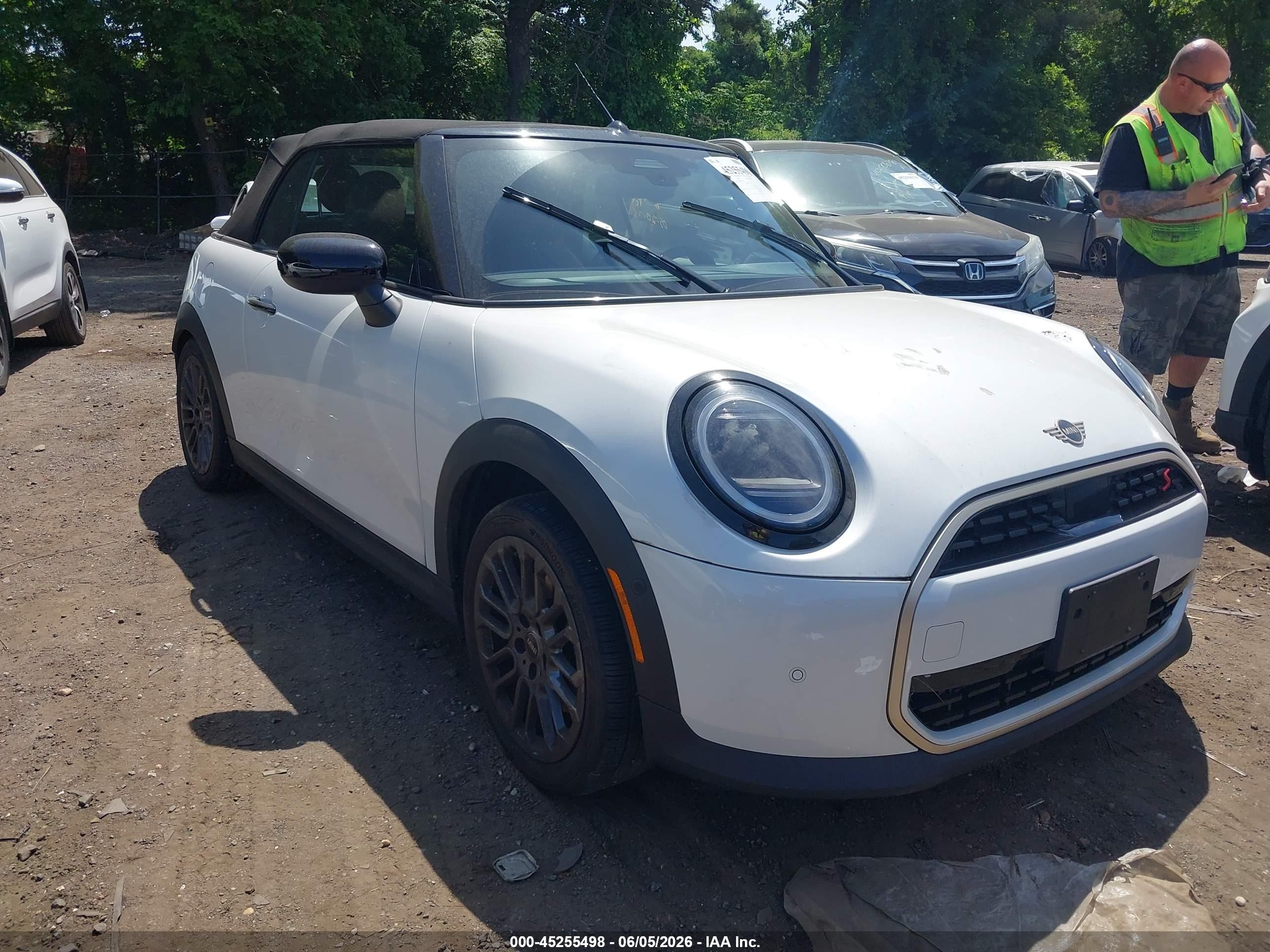 2025 MINI Convertible Cooper S, VIN WMW23GX06S2X60355 — Перед