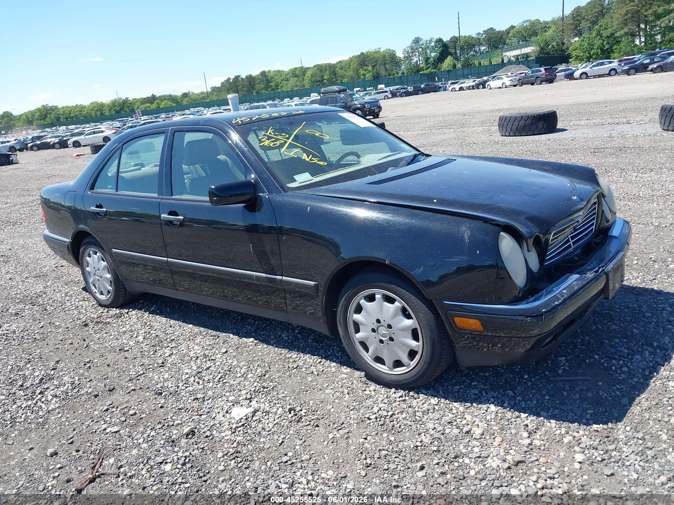 1998 Mercedes-Benz E 320, VIN WDBJF65F6WA671032 — Перед