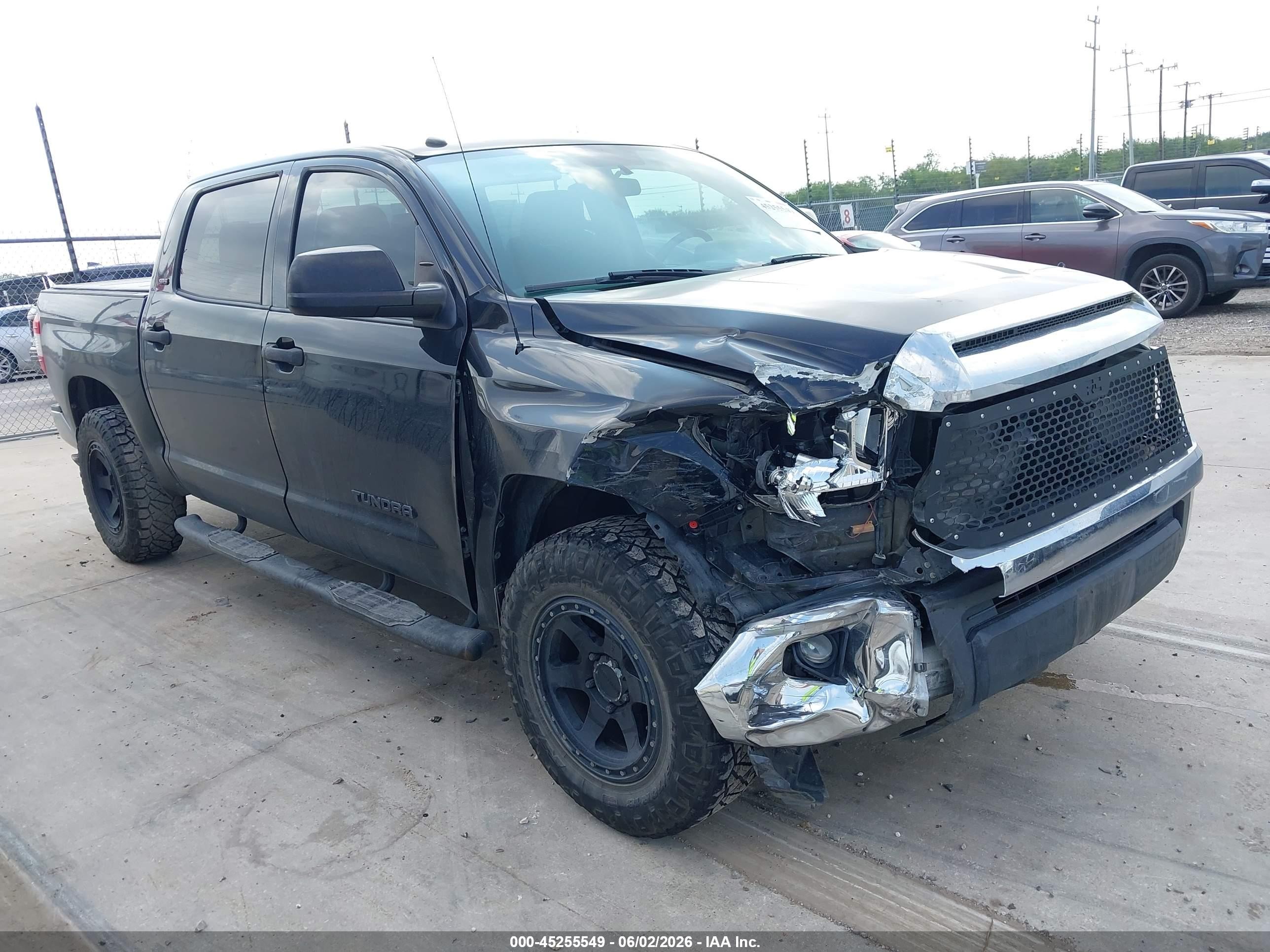 2017 Toyota Tundra SR5, VIN 5TFEM5F1XHX110807 — Перед