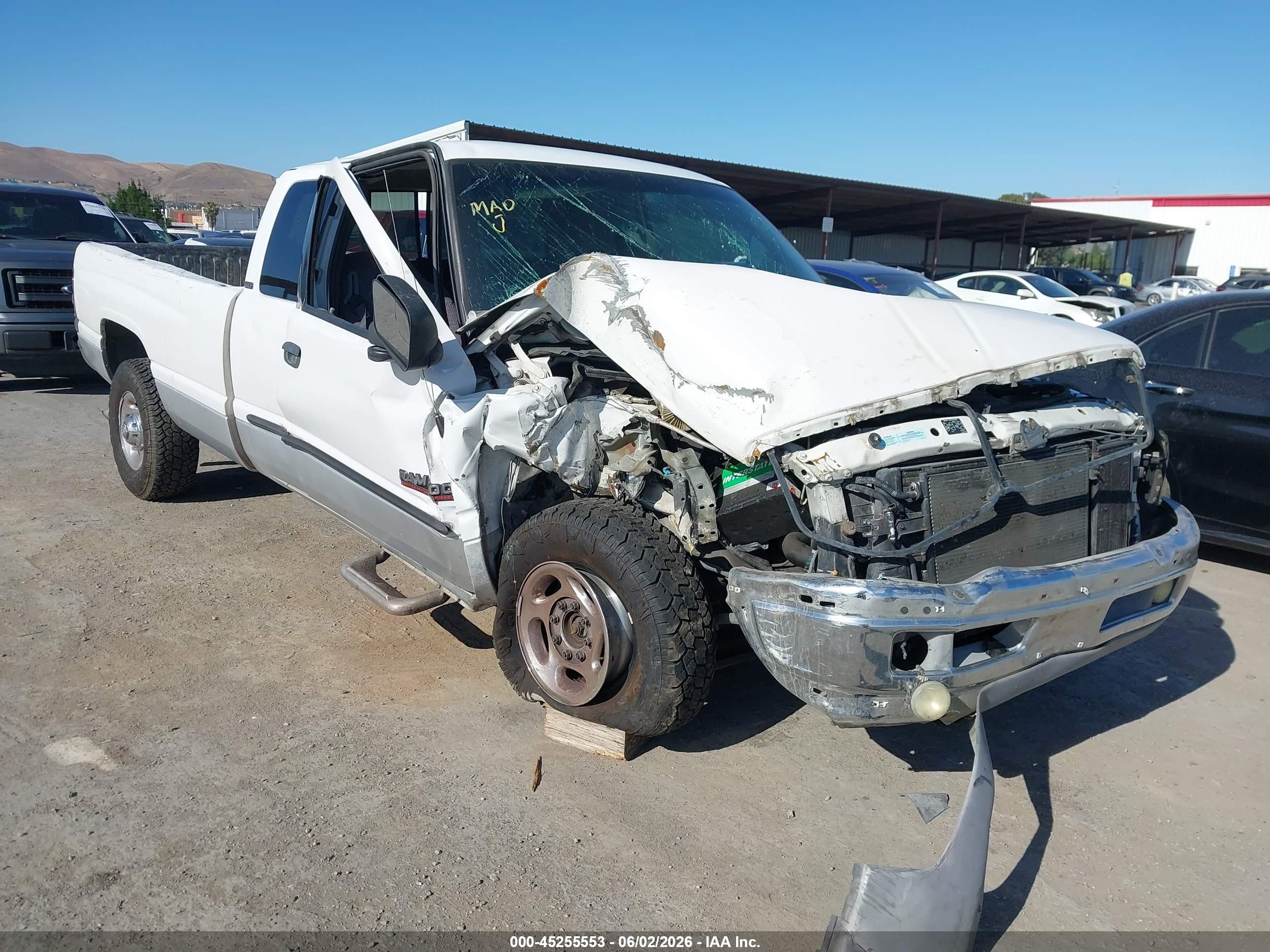 2002 Dodge 2500, VIN 3B7KC23632M202424 — Front end