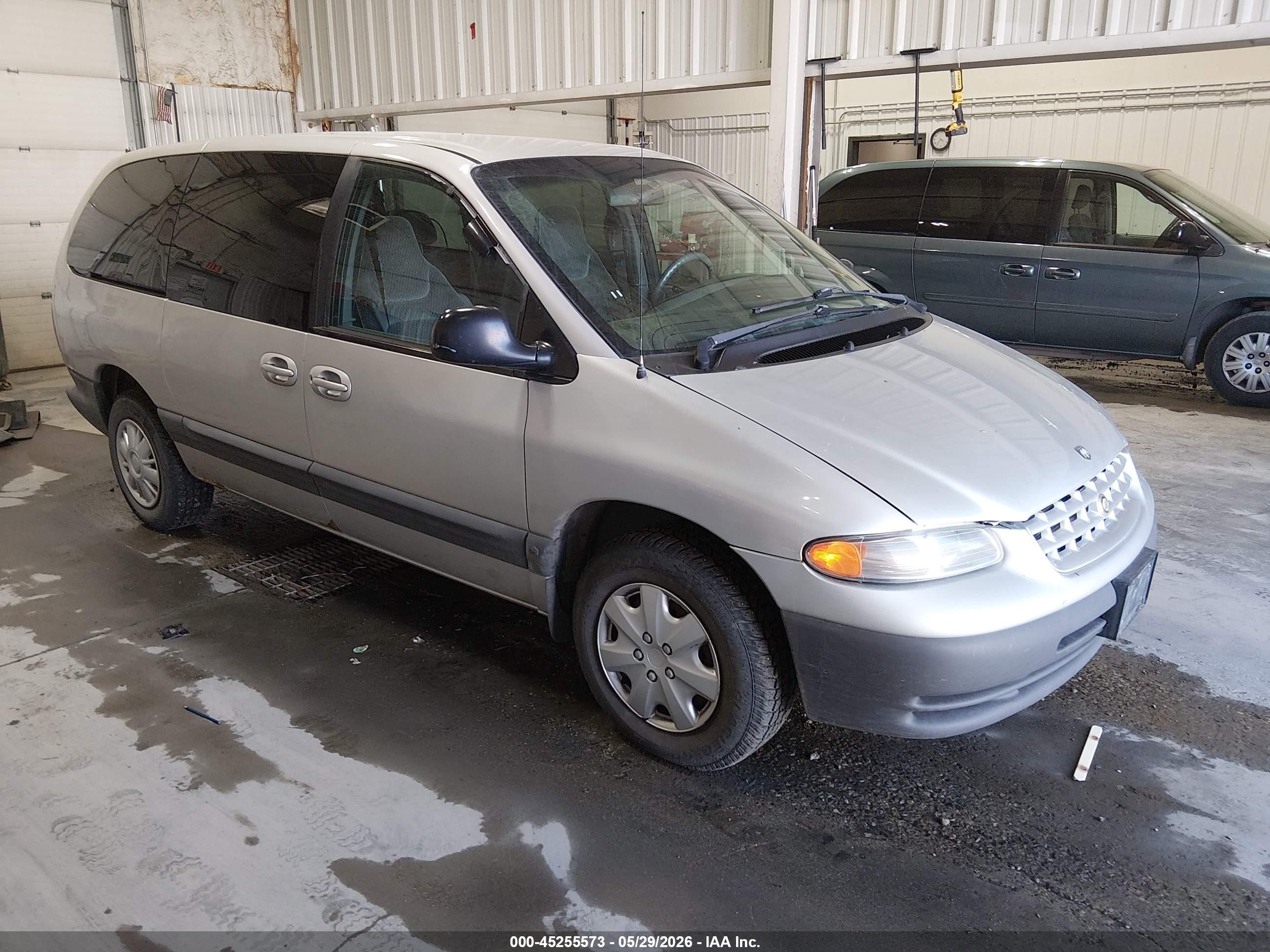 2000 Chrysler Voyager SE, VIN 1C4GJ44GXYB747390 — Перед
