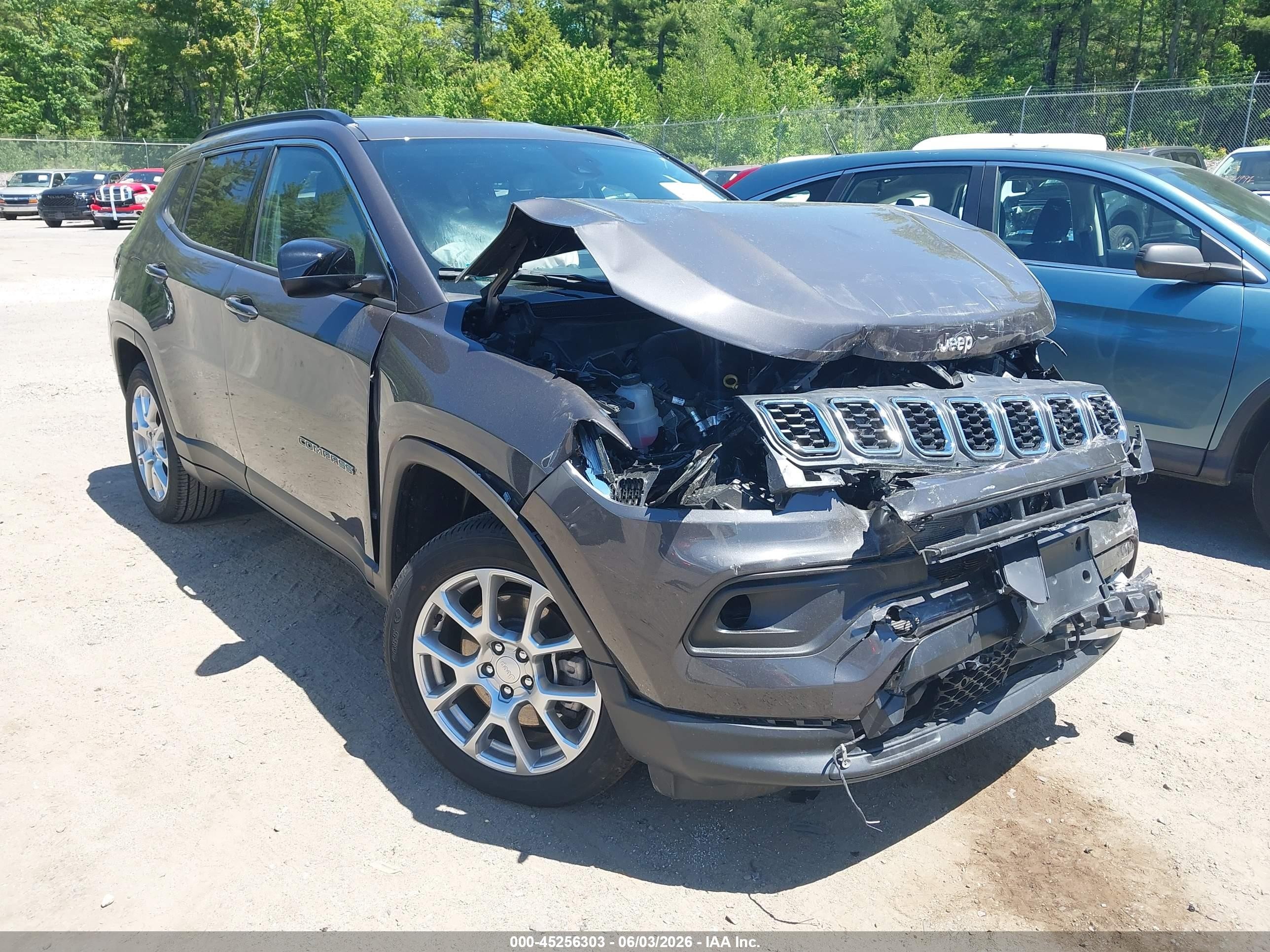 2024 Jeep Compass Latitude Lux, VIN 3C4NJDFN4RT120087 — Front end
