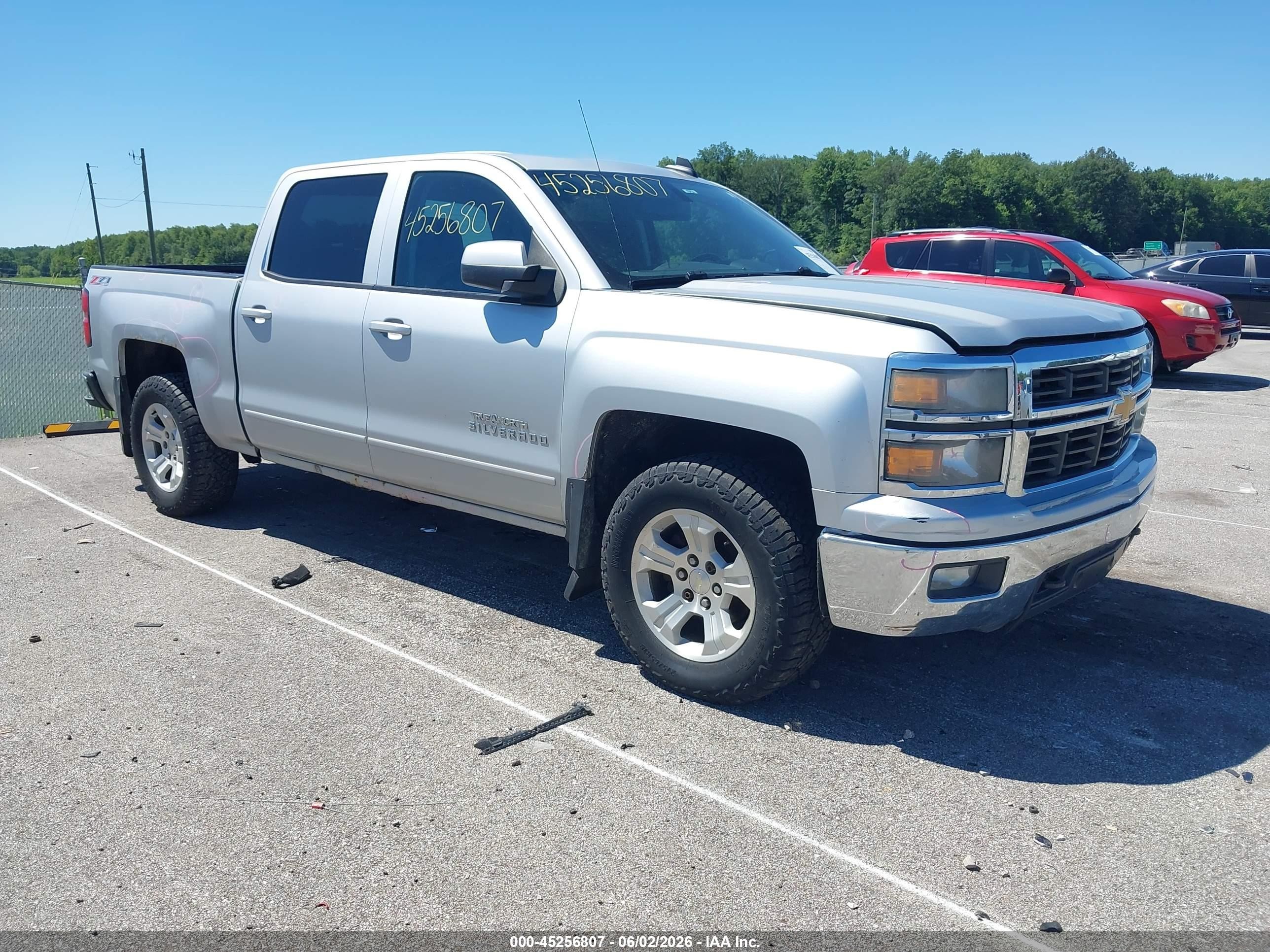 2015 Chevrolet Silverado 1500 LT, VIN 3GCUKREC5FG358685 — Side